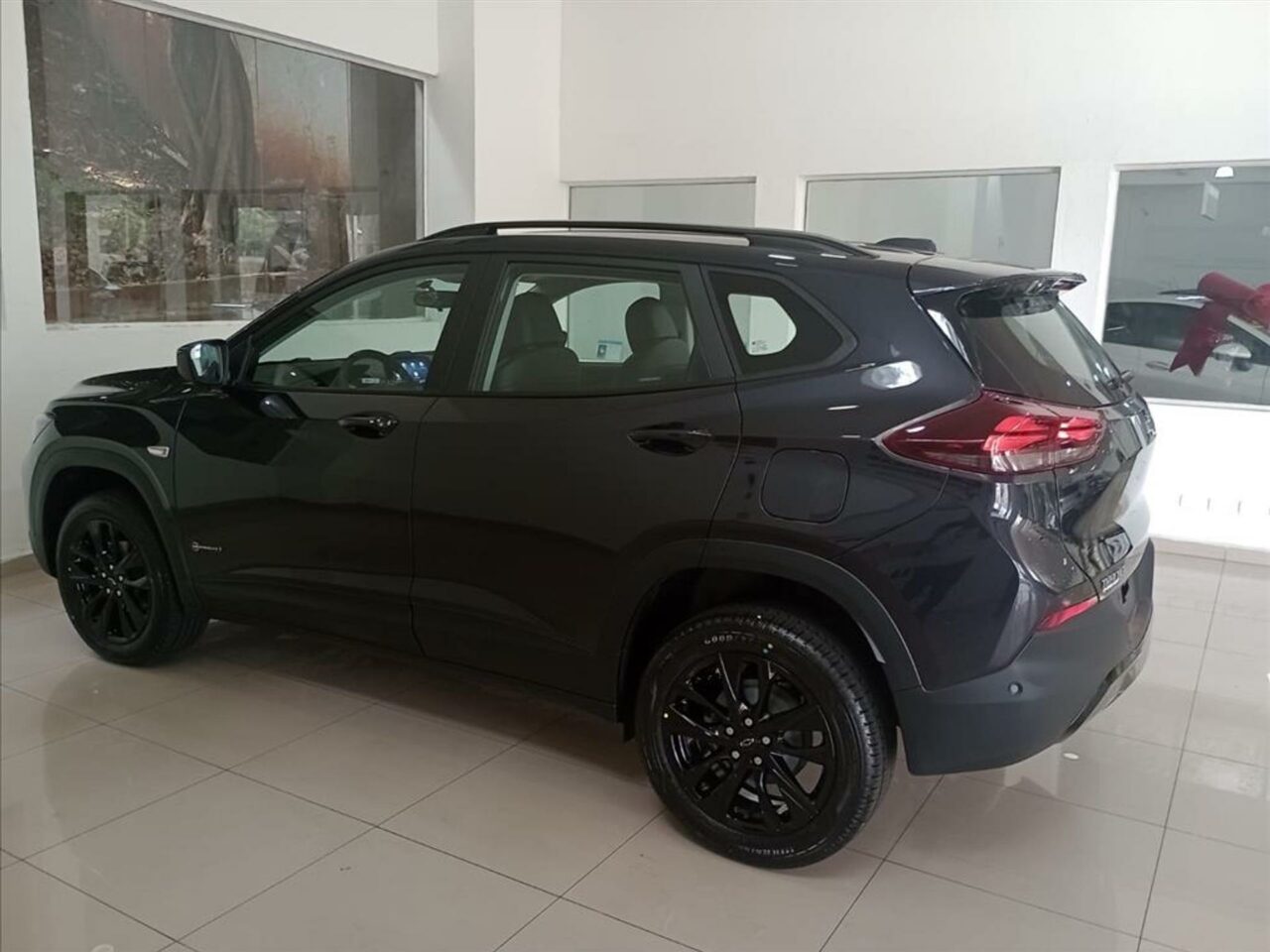 chevrolet tracker 1.0 turbo flex midnight automatico wmimagem11363753362 O SUV compacto se destaca principalmente pelo custo-benefício, ou seja, o valor investido nele compensa pela qualidade que oferece. Além disso, a versão LT do Tracker apresenta uma lista de equipamentos satisfatória, juntamente com um visual moderno e sofisticado