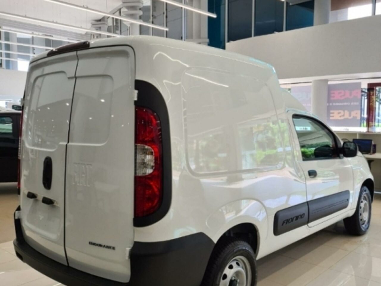 fiat fiorino 1.4 mpi furgao endurance 8v flex 2p manual wmimagem12592168823 Para empresas, o furgão é ideal para entregas urbanas, transporte de pequenas cargas e serviços de manutenção. Devido à sua carroceria compacta, ele se move com facilidade em áreas urbanas congestionadas, e sua capacidade de carga garante a eficiência no transporte de mercadorias