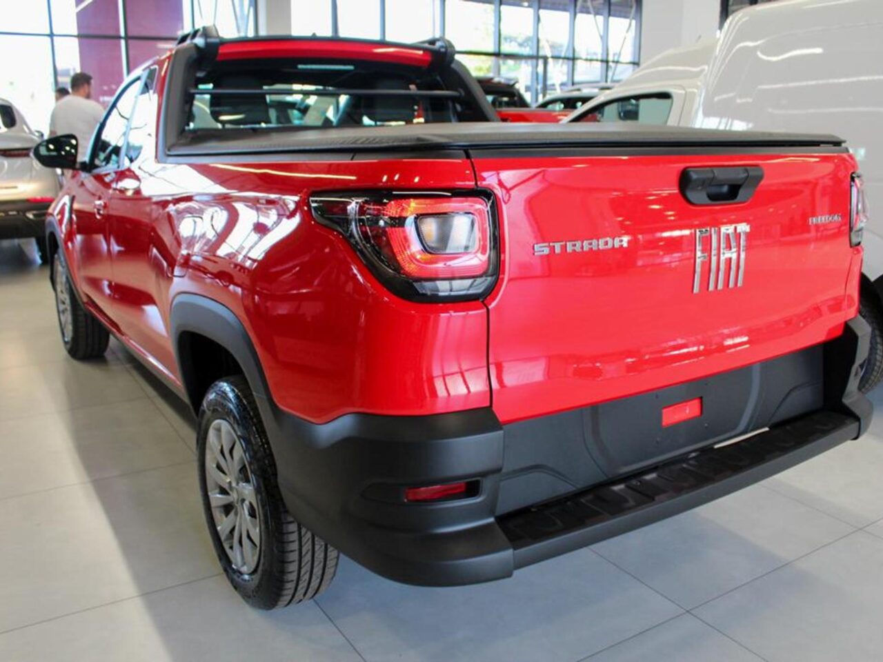 fiat strada 1.3 firefly flex freedom cs manual wmimagem11215579461 A picape é a fusão perfeita entre funcionalidade, segurança e inovação, o que a torna uma escolha robusta para aqueles que procuram um veículo versátil e contemporâneo. Além disso, a Fiat Strada oferece seis opções de acabamento, com um custo de seguro mediano