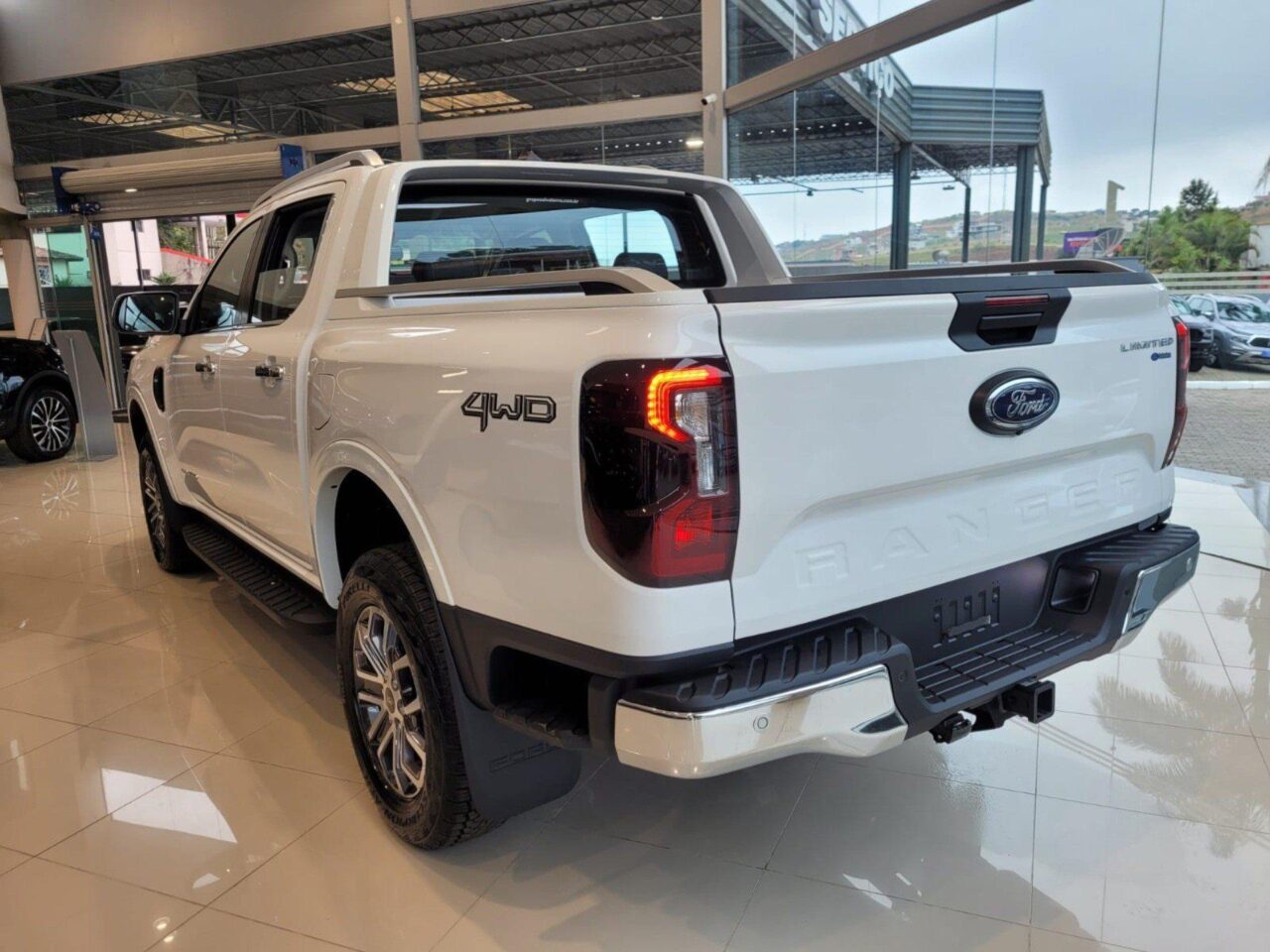 ford ranger 3.0 v6 turbo diesel cd limited 4x4 automatico wmimagem11422185525 A picape é amplamente apreciada tanto no contexto pessoal quanto no âmbito comercial. Seu uso abrange diversas necessidades, servindo tanto como veículo de trabalho para empresas quanto para atividades de lazer