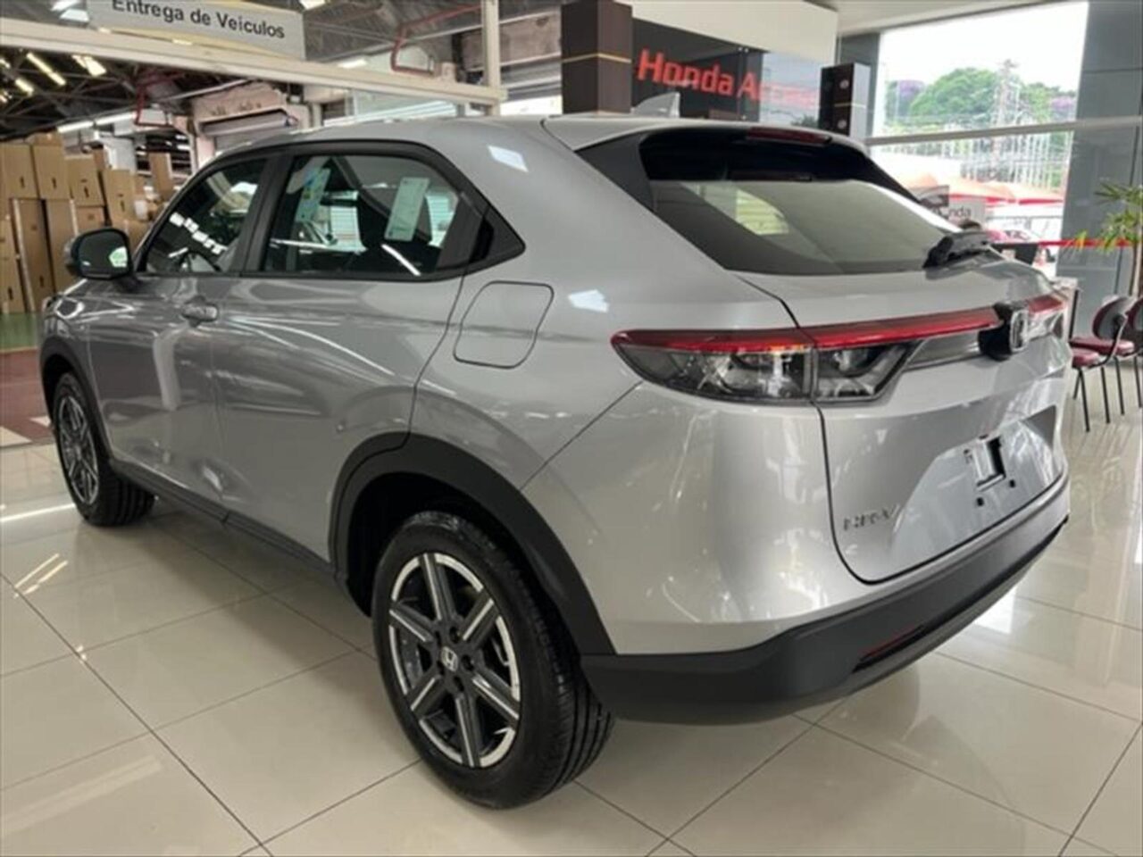 honda hrv 1.5 di ivtec flex ex cvt wmimagem16192141936 O SUV é um veículo equipado com diversas comodidades e tecnologias avançadas, tornando a experiência de dirigir mais prazerosa e conectada. Além disso, o Honda HR-V exibe sofisticação e imponência em cada aspecto do seu design