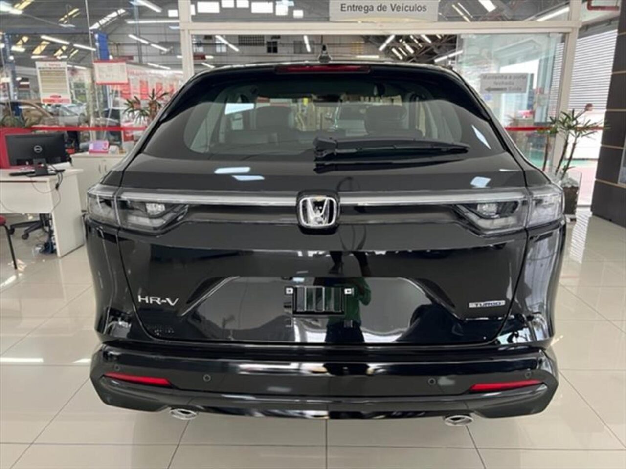 honda hrv 1.5 di ivtec turbo flex touring cvt wmimagem17323086379 O SUV é um veículo equipado com diversas comodidades e tecnologias avançadas que tornam a experiência de dirigir mais prazerosa e conectada. Além disso, o Honda HR-V EX exibe sofisticação e imponência em cada aspecto de seu design