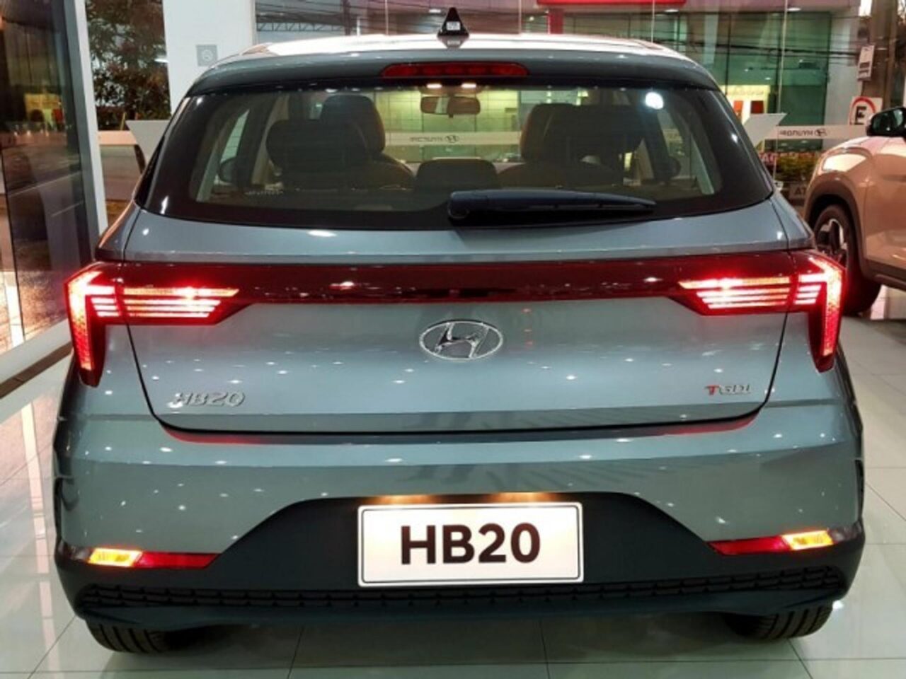 hyundai hb20 1.0 tgdi flex comfort automatico wmimagem1014408473 O hatch é um automóvel equipado com uma variedade de recursos modernos e convenientes para tornar a sua experiência de condução ainda mais agradável. O Hyundai HB20 é amplamente reconhecido no Brasil pela sua confiabilidade, ótima revenda e baixo consumo de combustível