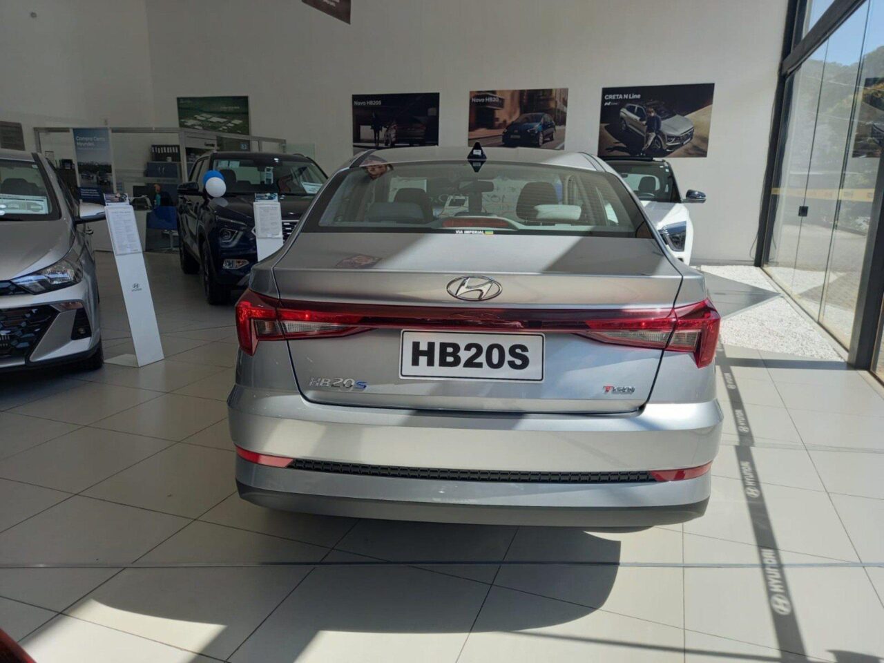 hyundai hb20s 1.0 tgdi flex comfort automatico wmimagem14463867811 O sedã ganhou popularidade considerável no Brasil devido à sua relação custo-benefício, design atraente e baixo consumo de combustível. Além disso, apesar de ser um compacto, o HB20S é projetado para oferecer conforto aos passageiros