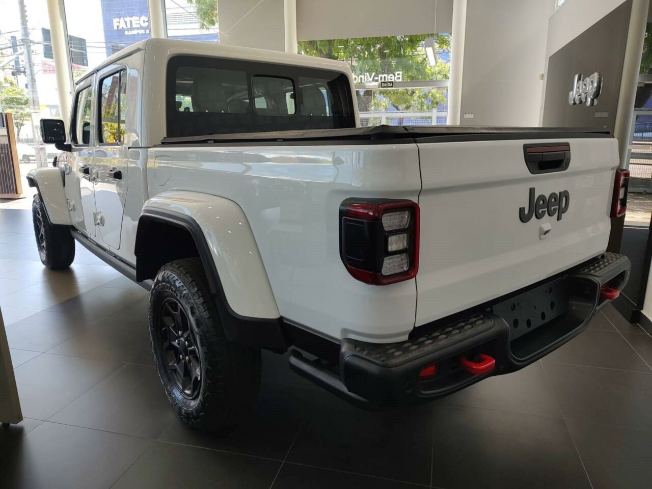 jeep gladiator 3.6 v6 gasolina rubicon 4p 4x4 at8 wmimagem16153229535 É uma opção excelente para os entusiastas de veículos off-road e para aqueles que precisam de uma picape funcional para suas atividades diárias e aventuras ao ar livre. Seu estilo icônico e desempenho notável fazem dele uma opção atraente para quem busca um veículo capaz e versátil