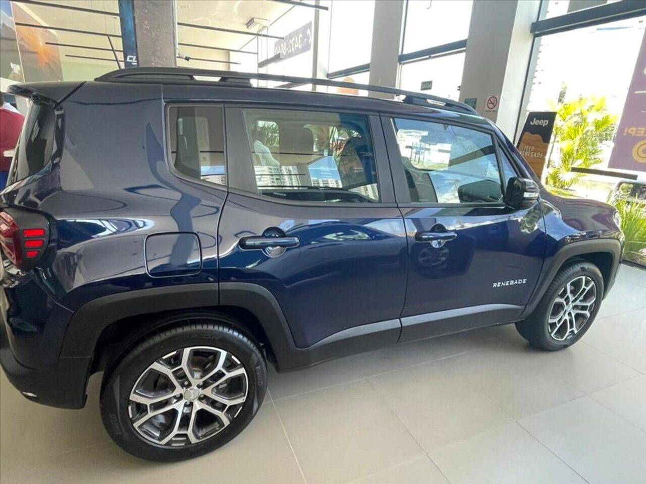 jeep renegade 1.3 t270 turbo flex longitude at6 wmimagem15570484258 O SUV está equipado com uma série de recursos que proporcionam conforto e praticidade aos seus ocupantes. O Jeep Renegade Longitude é uma excelente opção para pessoas com deficiência, pois oferece uma relação custo-benefício favorável e possui características especiais distintas