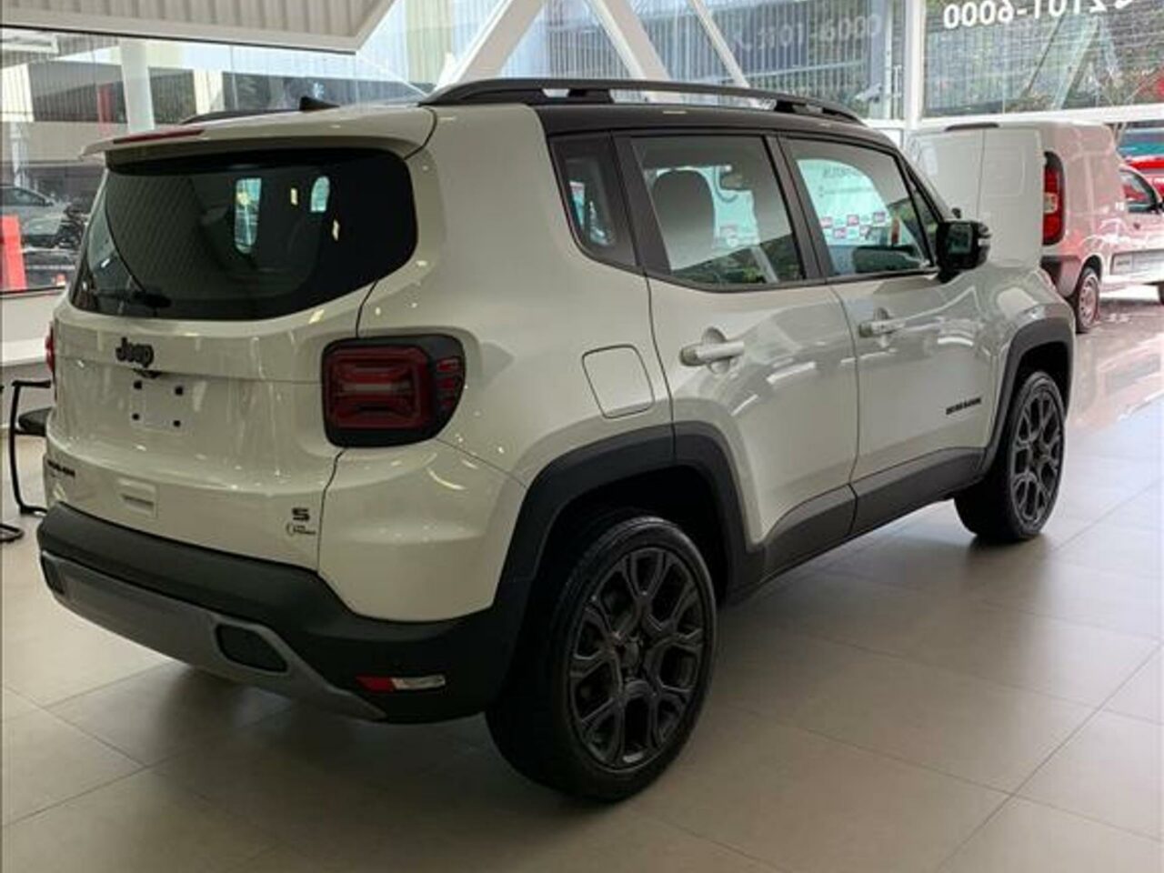 jeep renegade 1.3 t270 turbo flex s 4x4 at9 wmimagem17114162947 O SUV está equipado com diversos recursos que proporcionam conforto e praticidade aos seus ocupantes. Além disso, o Renegade possui um custo de seguro elevado, dependendo do plano a ser adquirido