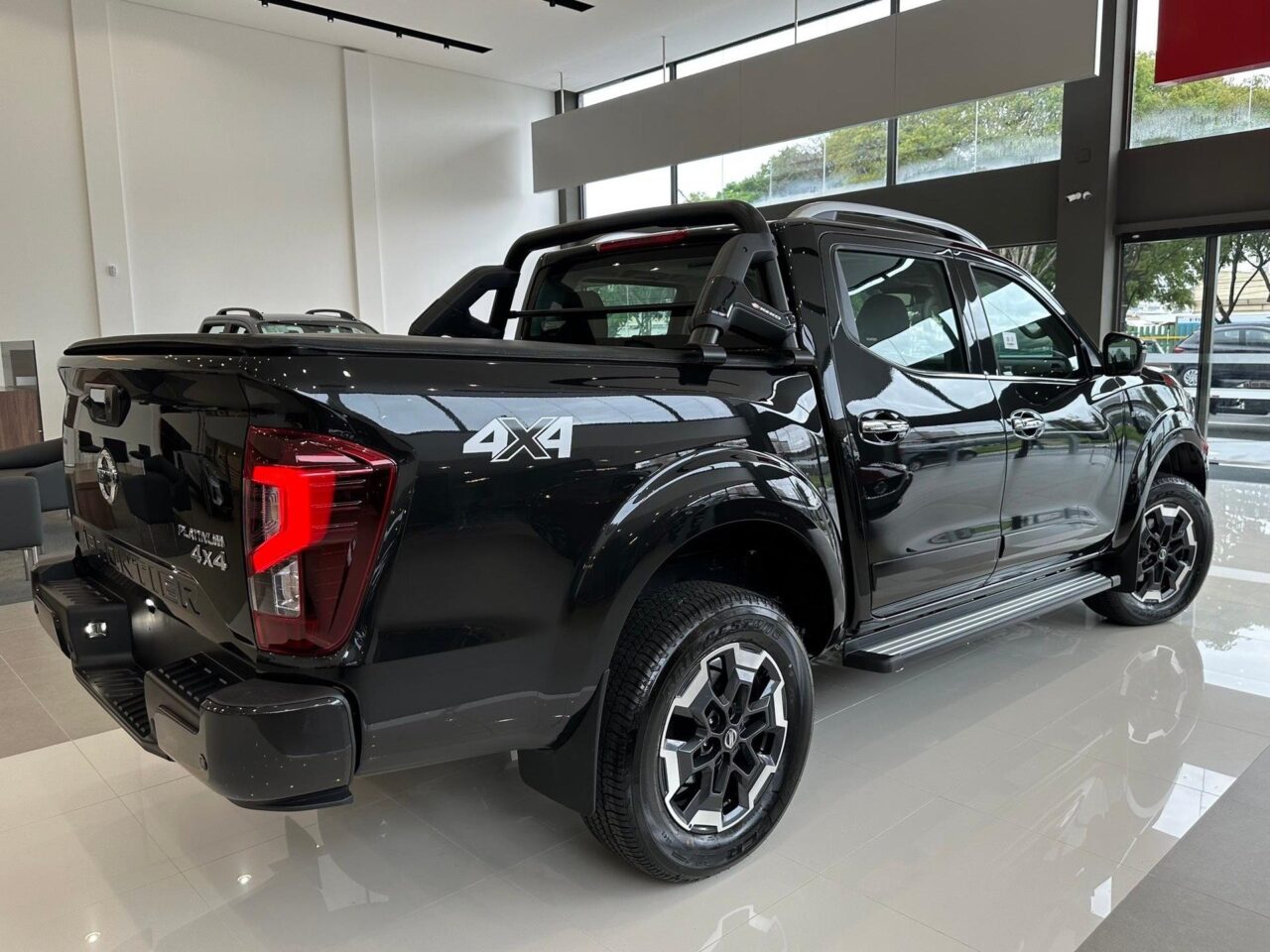 nissan frontier 2.3 16v turbo diesel platinum cd 4x4 automatico wmimagem18472205061 A Nissan Frontier S representa uma excelente escolha dentre as diversas versões da picape da marca japonesa. Especificamente direcionada para a venda direta a pessoas jurídicas e produtores rurais, essa opção oferece vantagens notáveis. Durante o mês de agosto, a campanha vigente proporciona um desconto de 14%, tornando-a ainda mais atrativa.