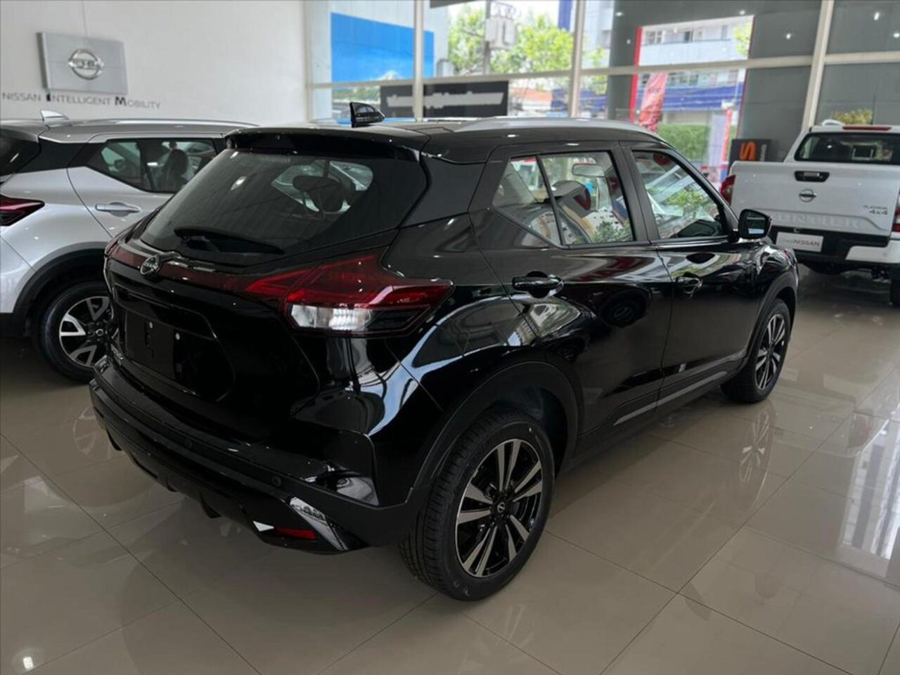 nissan kicks 1.6 16v flexstart advance xtronic wmimagem10430254824 O SUV compacto da Nissan possui apenas um motor 1.6, mas se destaca dentro do segmento pela sua confiabilidade e baixo consumo, o que o torna um carro muito procurado no mercado nacional