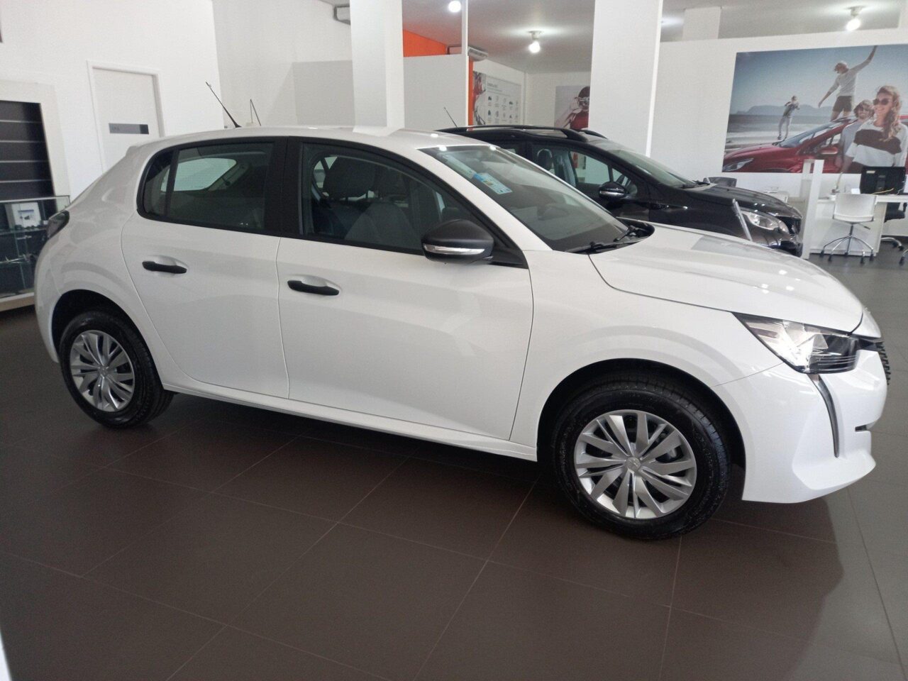 peugeot 208 1.0 firefly flex like manual wmimagem15460127132 O hatch une estilo, segurança e praticidade em um pacote atraente para os entusiastas de automóveis que valorizam uma experiência de condução completa e confortável