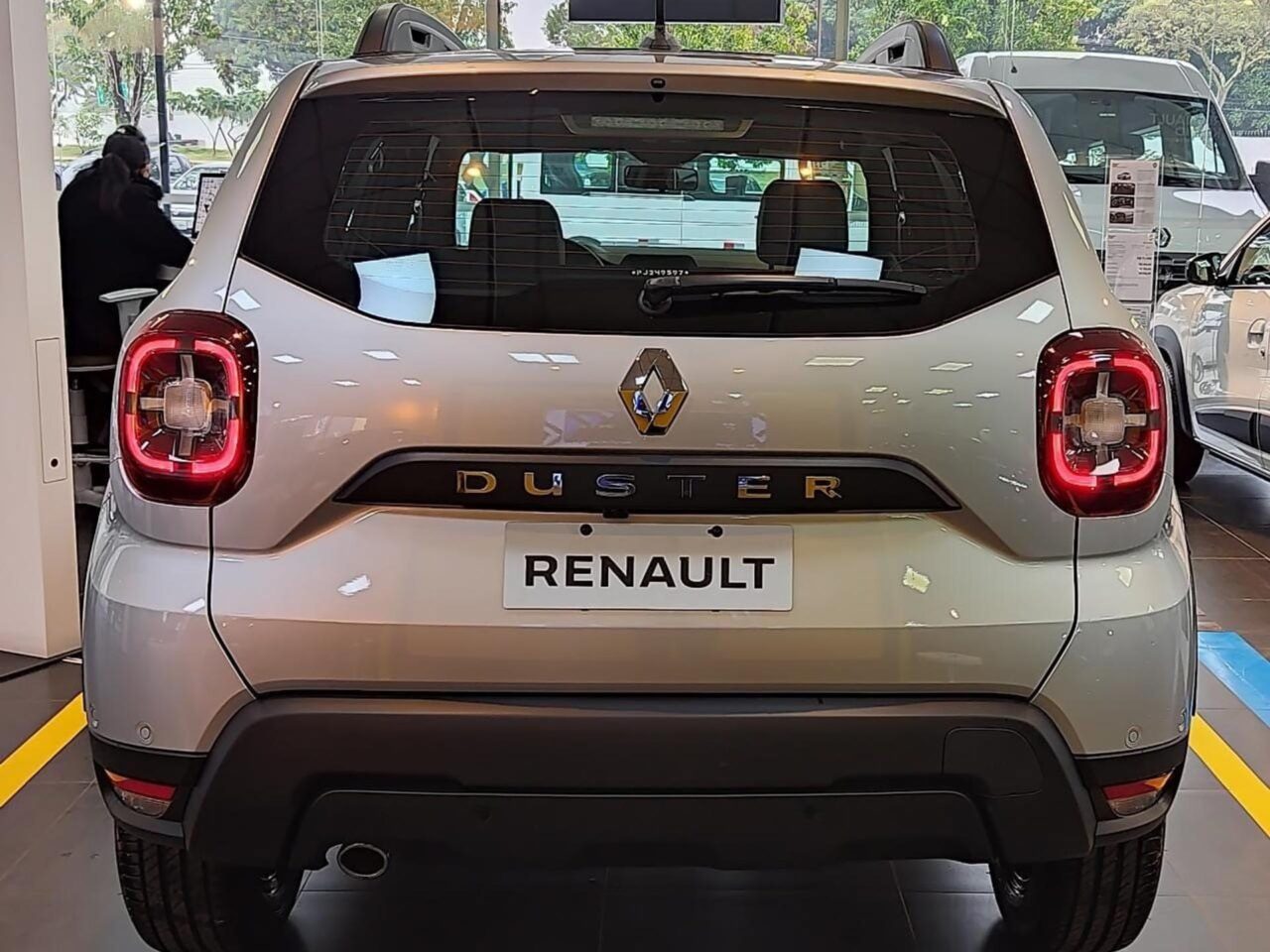 renault duster 1.6 16v sce flex iconic xtronic wmimagem14055568929 O SUV oferece uma série de recursos e equipamentos que proporcionam conforto e comodidade aos seus ocupantes. O Renault Duster possui uma das maiores alturas livres do solo do segmento, permitindo enfrentar obstáculos como buracos e lombadas com mais facilidade