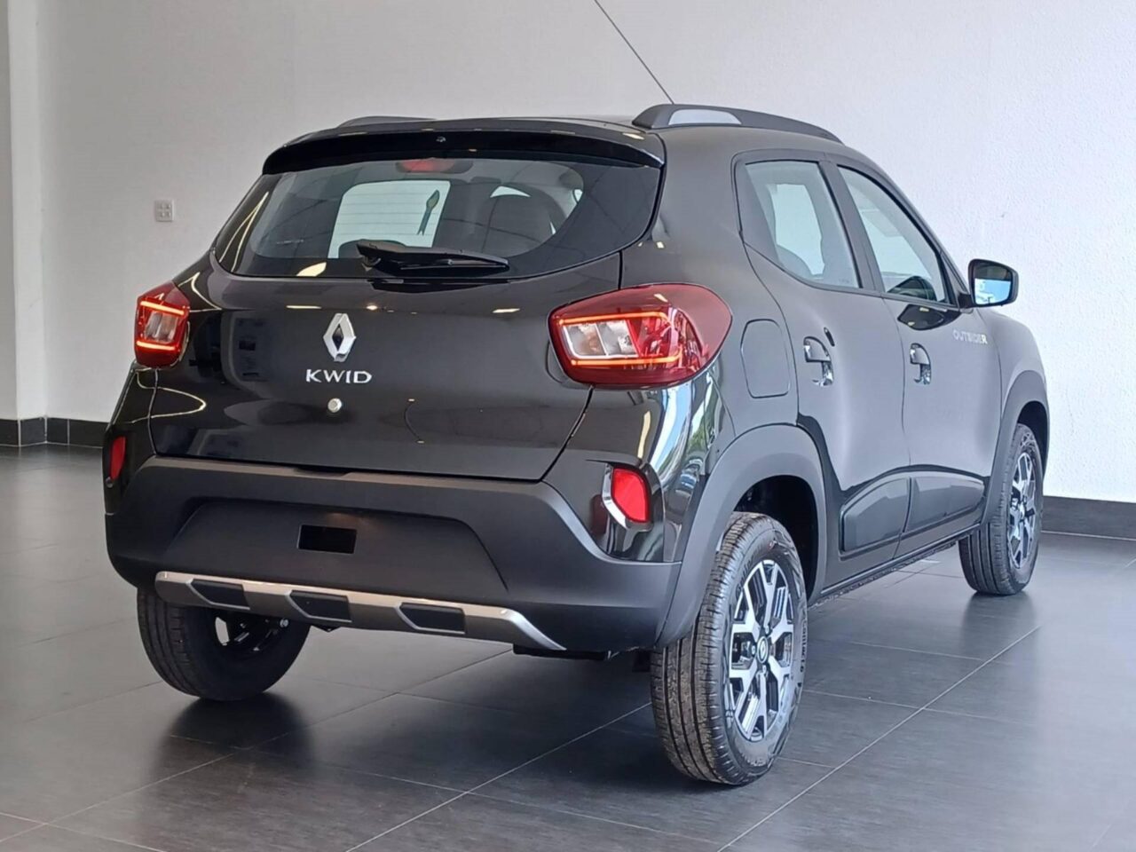 renault kwid 1.0 12v sce flex outsider manual wmimagem10112038073 O subcompacto oferece uma ampla gama de recursos e equipamentos, garantindo segurança, conforto e proteção aos ocupantes do veículo. Além disso, o Renault Kwid possui um preço de seguro intermediário, podendo variar entre os planos de R$ 792,09 e R$ 2.998,12