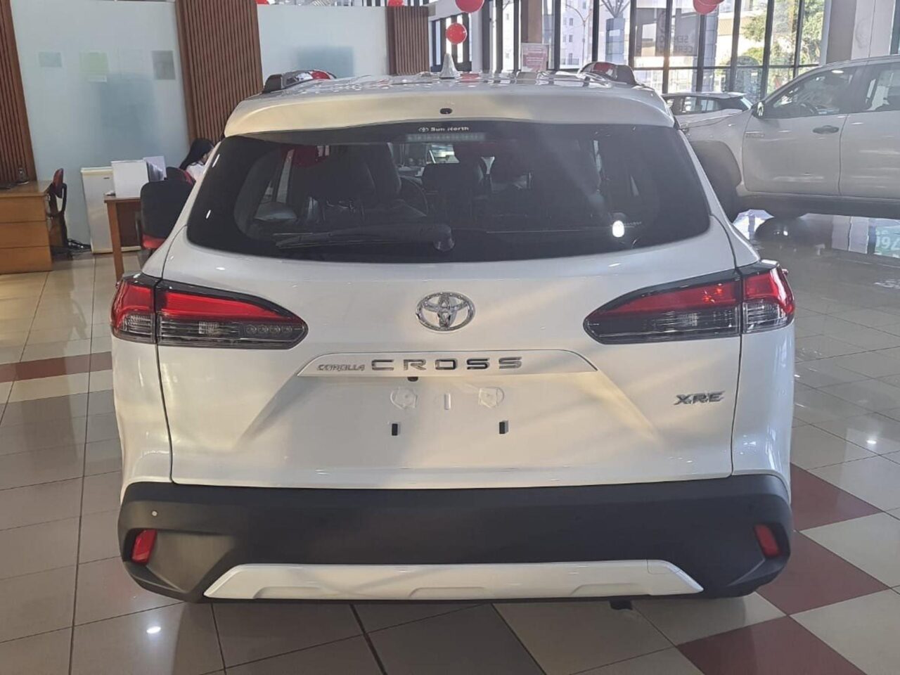 toyota corolla cross 2.0 vvtie flex xre direct shift wmimagem12140689312 O SUV vem equipado com uma variedade de recursos que oferecem conveniência e segurança. Além disso, o Toyota Corolla Cross é um veículo que requer um pouco de atenção nos gastos pós-compra, possuindo um valor de seguro que pode variar entre R$ 5.641,75 e R$ 9.129,43