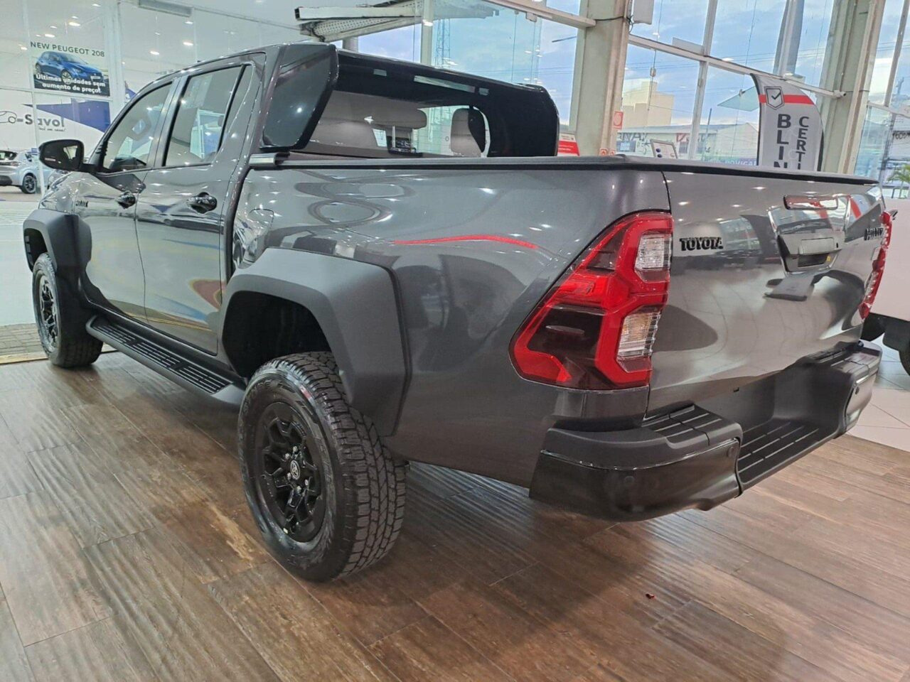 toyota hilux 2.8 d4d turbo diesel cd grs 4x4 automatico wmimagem11254217420 A Hilux desempenhou um papel crucial no estabelecimento da marca japonesa no mercado nacional, graças à sua reputação de durabilidade e confiabilidade. Além de ser reconhecida por raramente apresentar problemas mecânicos, a Hilux é amplamente elogiada pela sua suspensão robusta