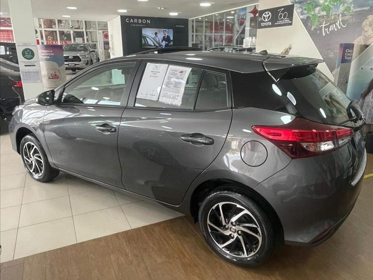 toyota yaris 1.5 16v flex xls multidrive wmimagem11412226175 O veículo apresenta uma variedade de equipamentos que têm como objetivo proporcionar conforto e segurança tanto ao motorista quanto aos passageiros. Além disso, estão disponíveis três versões do hatch e do sedã, com preços que podem variar entre R$ 99.920 e R$ 124.850