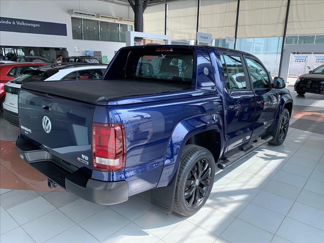 volkswagen amarok 3.0 v6 tdi diesel highline extreme cd 4motion automatico wmimagem15490240770 A picape oferece uma posição de direção excelente, superando seus concorrentes e proporcionando uma experiência de condução muito agradável. Além disso, a Volkswagen Amarok Comfortline possui força capaz de transportar cargas pesadas sem comprometer o desempenho e de superar obstáculos com facilidade