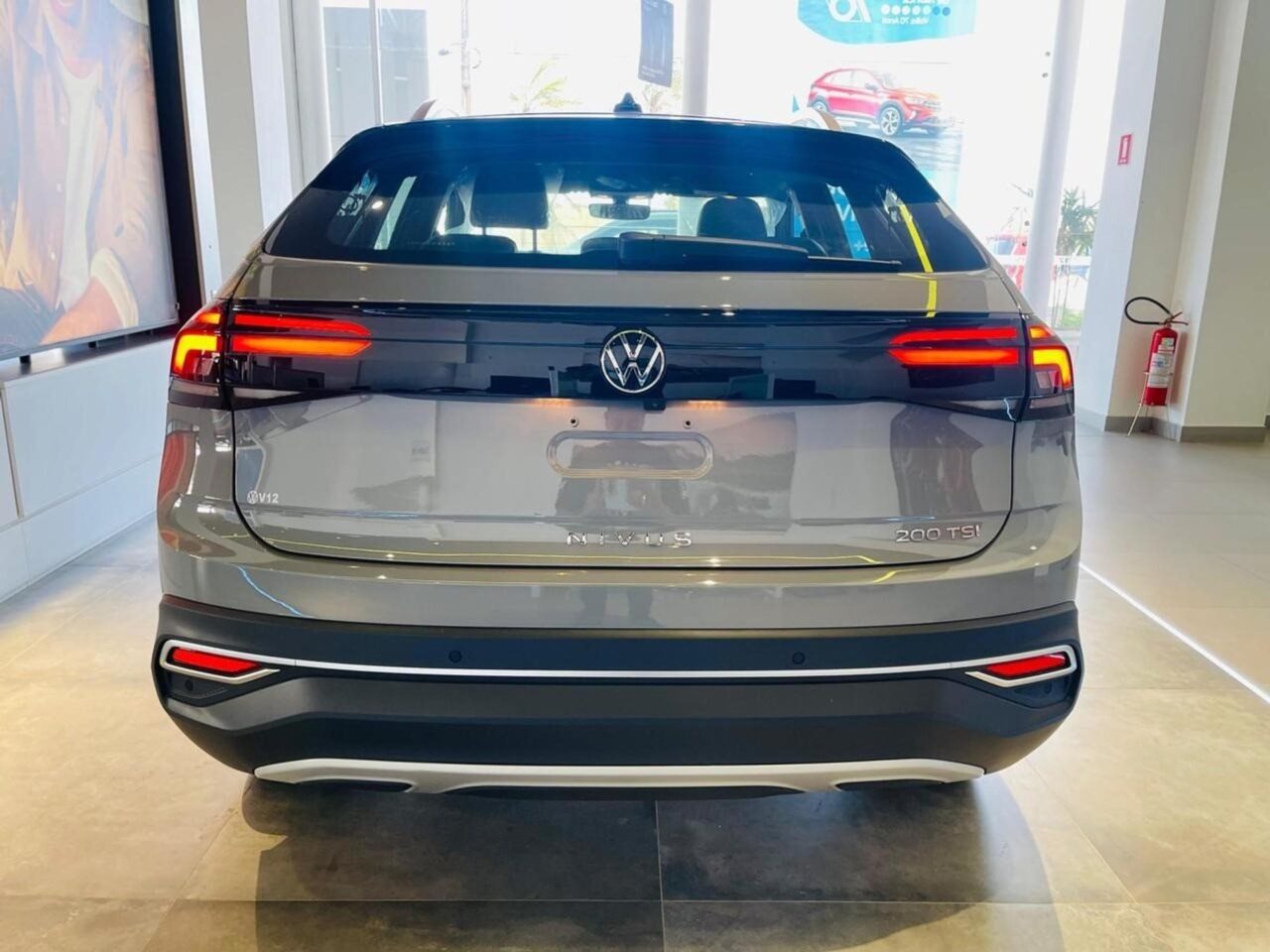 volkswagen nivus 1.0 200 tsi total flex highline automatico wmimagem17333567626 O SUV é caracterizado por linhas modernas e esportivas, com destaque especial para sua traseira inclinada, conferindo-lhe uma aparência de cupê. Apesar de possuir uma carroceria compacta, o veículo oferece amplo espaço interno tanto para os passageiros quanto para a bagagem