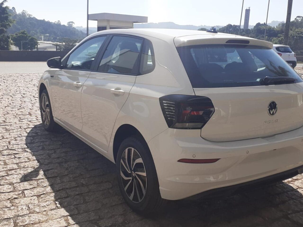 volkswagen polo 1.0 170 tsi highline automatico wmimagem15391475632 O hatch vem equipado com uma série de tecnologias avançadas, projetadas para proporcionar aos usuários uma experiência de condução excepcional. Além disso, o Volkswagen Polo tem se destacado como um dos carros mais vendidos no mercado nacional, apresentando um preço de seguro mediano, que varia de acordo com a versão escolhida