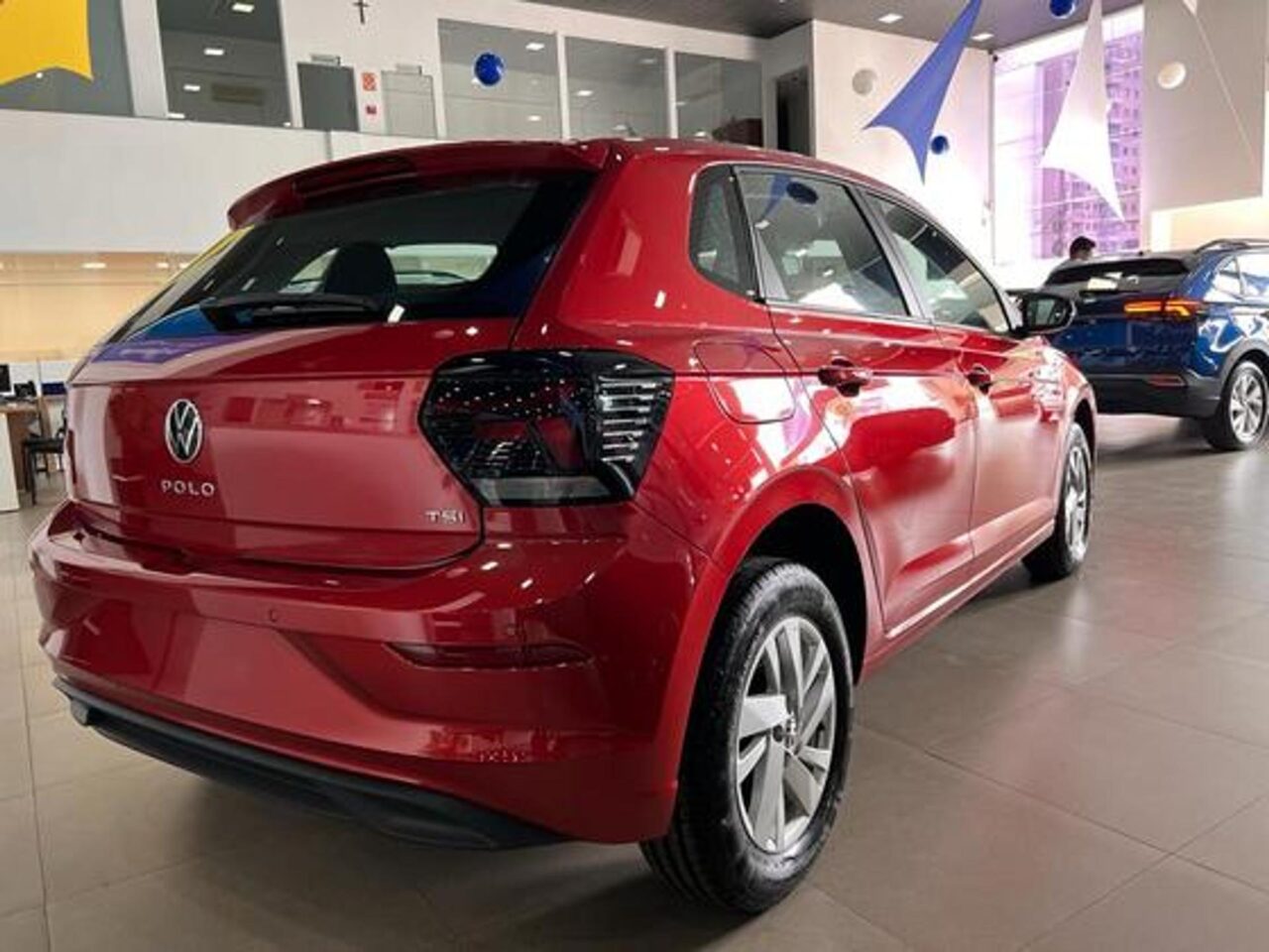 volkswagen polo 1.0 170 tsi highline automatico wmimagem16022351741 O hatch é conhecido por oferecer um equilíbrio entre funcionalidade, estilo e qualidade, o que o tornou uma escolha popular tanto para motoristas urbanos quanto para aqueles que procuram um carro compacto para viagens mais longas