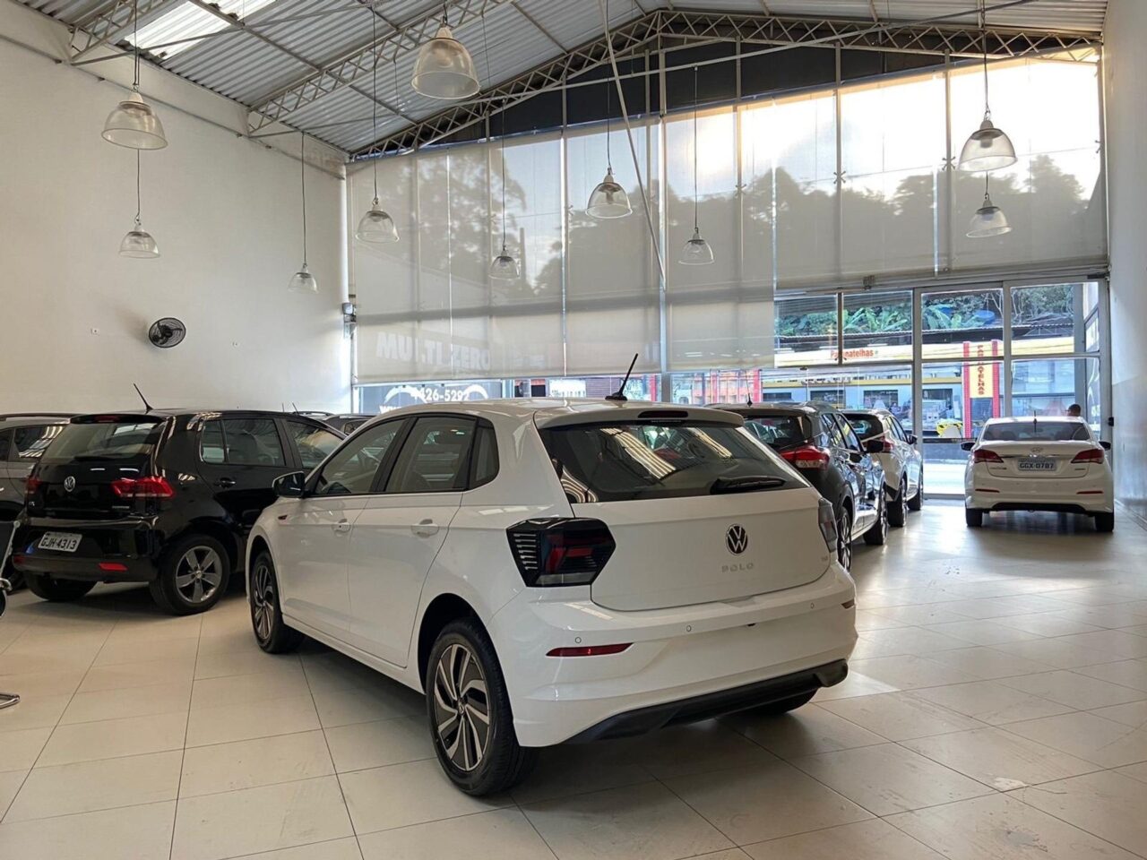 volkswagen polo 1.0 170 tsi highline automatico wmimagem17484101725 A Fiat Strada mantém sua liderança isolada entre os carros e comerciais leves, seguida pelo Volkswagen Polo em segundo lugar, que estabelece uma vantagem significativa em relação ao terceiro colocado, o Hyundai HB20. O Chevrolet Onix está em processo de recuperação, o Tracker se destaca como líder entre os SUVs, e o Fiat Mobi está apresentando crescimento conforme nos aproximamos do final deste período