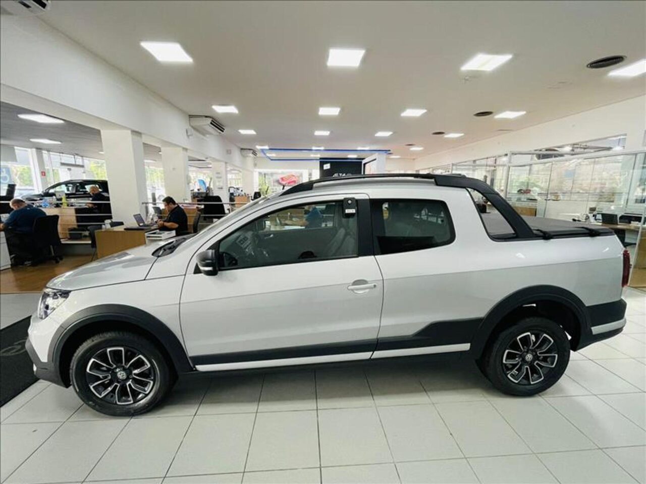 volkswagen saveiro 1.6 cross cd 16v flex 2p manual wmimagem08263455391 A picape é um veículo repleto de recursos e comodidades para tornar a experiência de condução ainda mais agradável. A Saveiro oferece várias vantagens devido ao seu tamanho compacto, o que a torna extremamente manobrável em áreas rurais e estradas estreitas