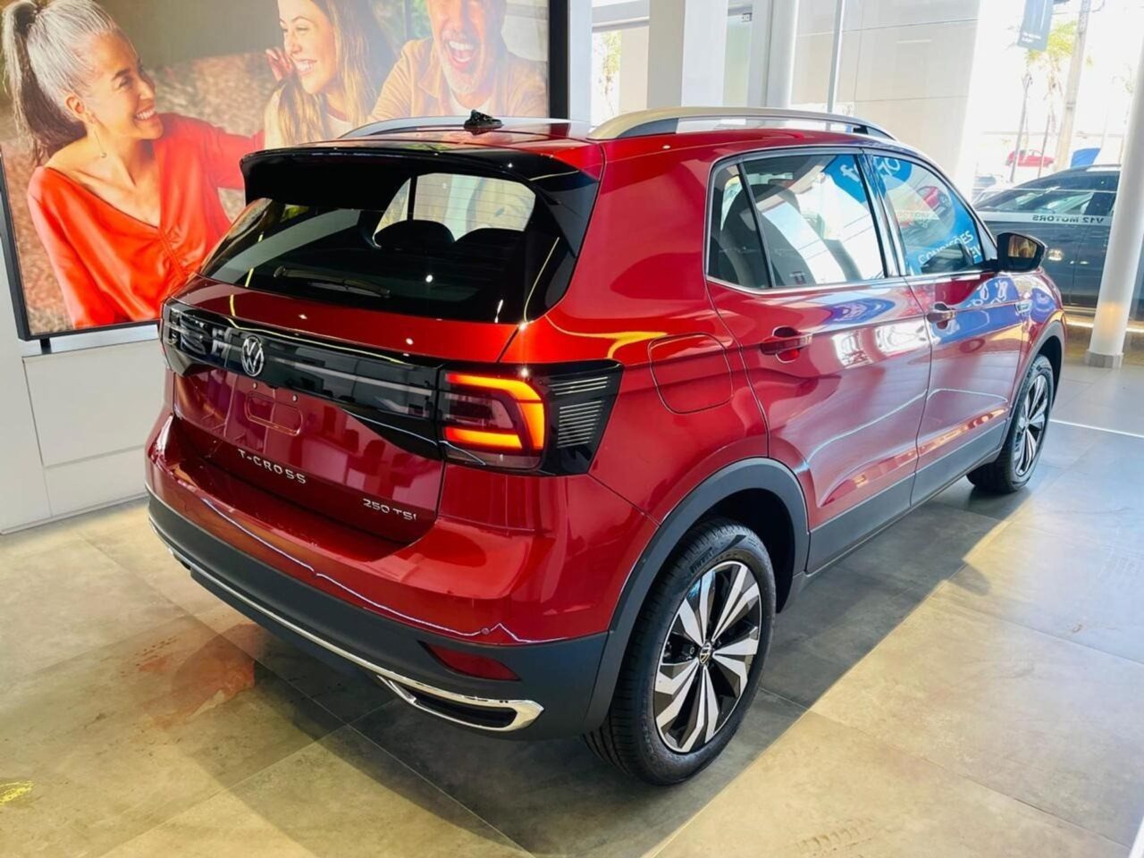 volkswagen tcross 1.4 250 tsi total flex highline automatico wmimagem11522024010 O SUV compacto, dotado de um conjunto mecânico exemplar que harmoniza eficiência e desempenho, contudo, apresenta algumas limitações no tocante ao espaço do porta-malas e ao acabamento.