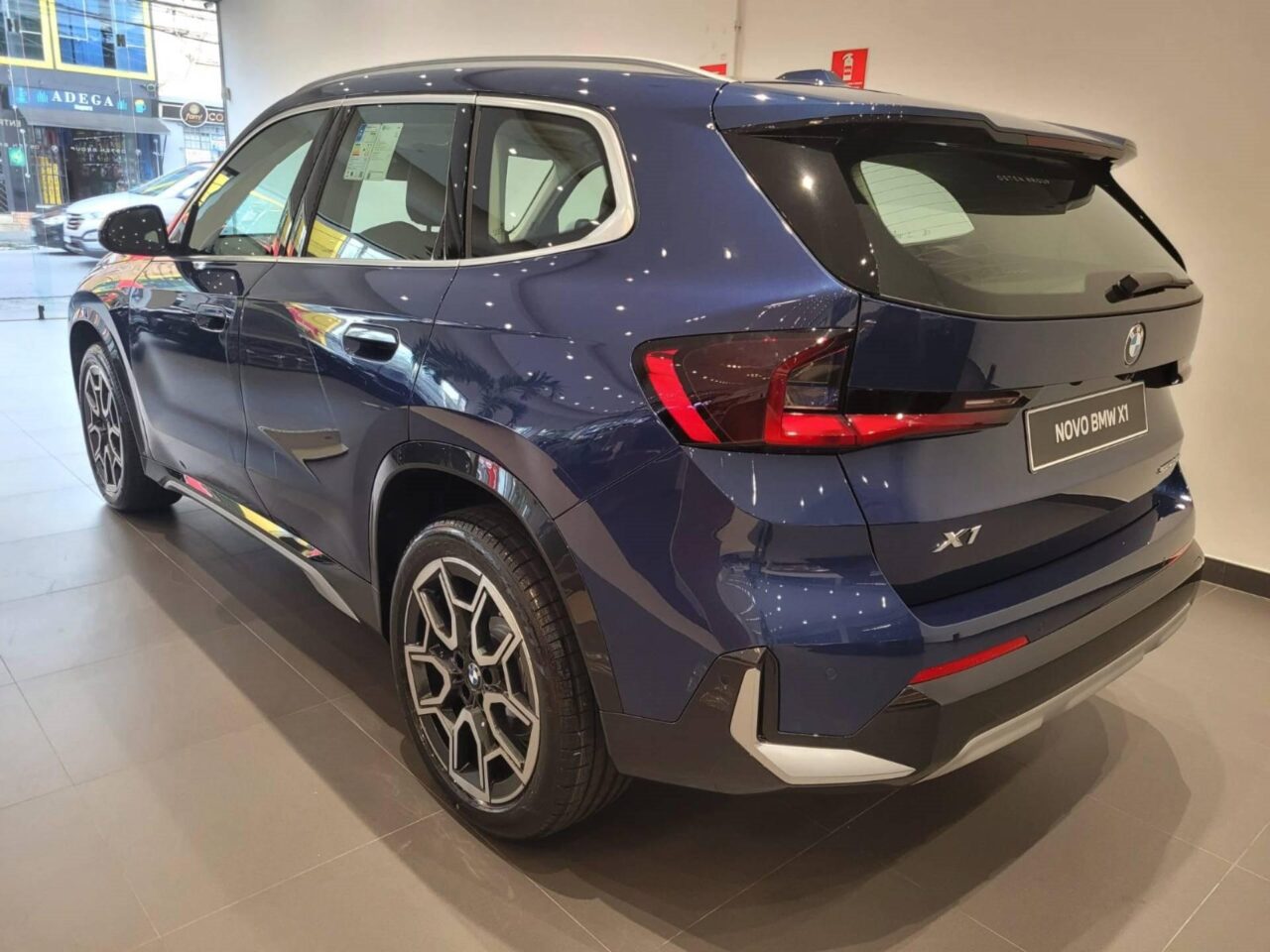 bmw x1 2.0 16v turbo gasolina sdrive20i xline steptronic wmimagem15013211037 O SUV tem um design claramente estruturado, exibindo uma presença esportiva e autoconfiante. O interior moderno é equipado com materiais inovadores e de alta qualidade