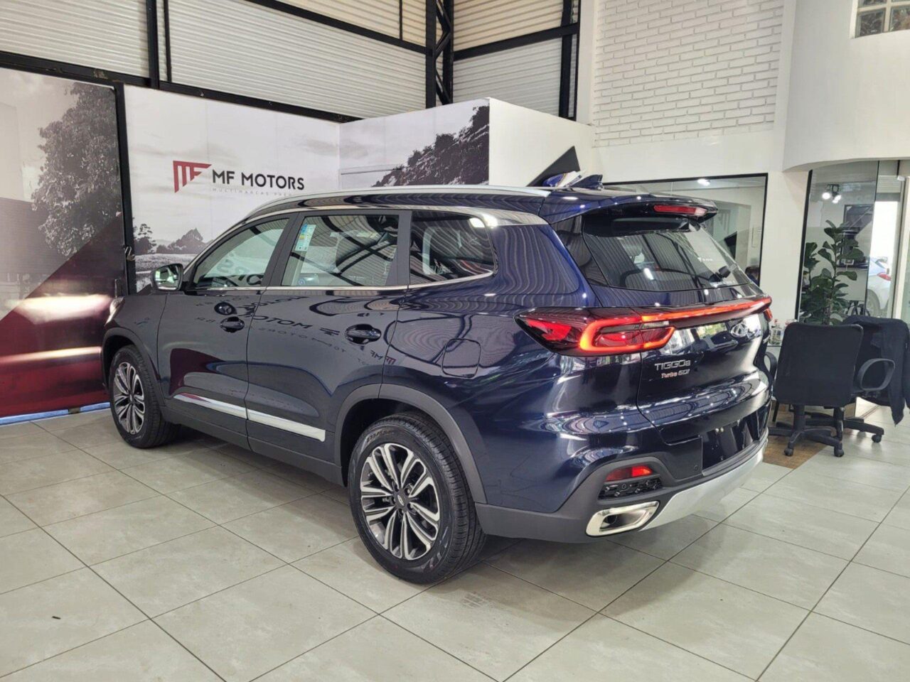 caoa chery tiggo 8 1.6 tgdi gasolina txs max drive dct wmimagem17564520817 O SUV vem repleto de equipamentos modernos e práticos, proporcionando uma experiência de condução agradável e conveniente. Além disso, o Caoa Chery Tiggo 8 possui um preço de seguro que, dependendo do plano, é considerado mediano