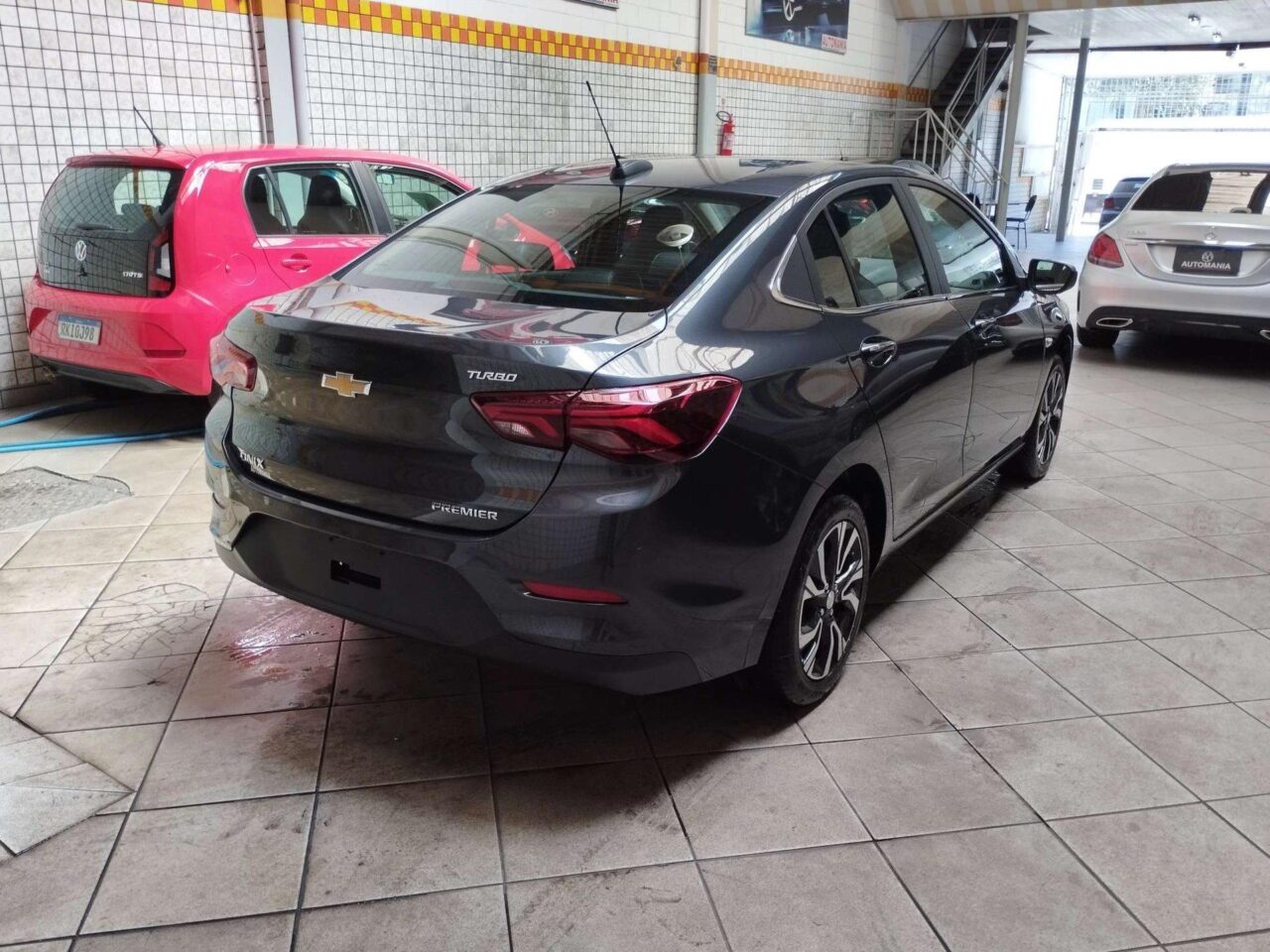 chevrolet onix 1.0 turbo flex plus premier automatico wmimagem11350646513 O sedã está equipado com uma variedade de recursos que garantem conforto e segurança aos seus ocupantes. Além disso, o Chevrolet Onix Plus apresenta um excelente custo-benefício, além de estar com um desconto bastante atrativo