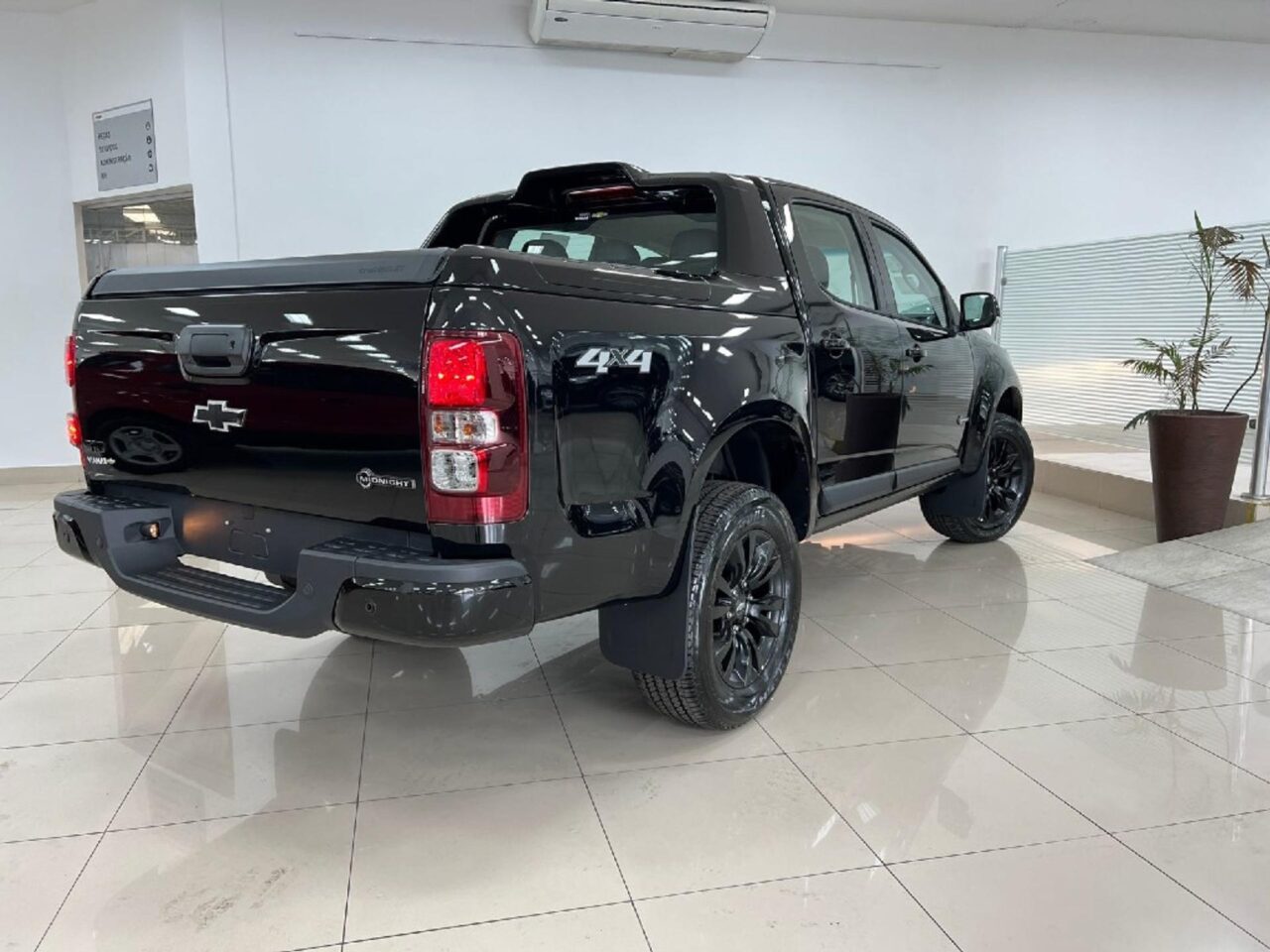 chevrolet s10 2.8 16v turbo diesel midnight cd 4x4 automatico wmimagem14525446045 A versão da picape combina força bruta com avançados recursos tecnológicos. Além disso, seu interior foi remodelado usando materiais de alta qualidade, o que a distingue do estilo rústico encontrado em outros modelos