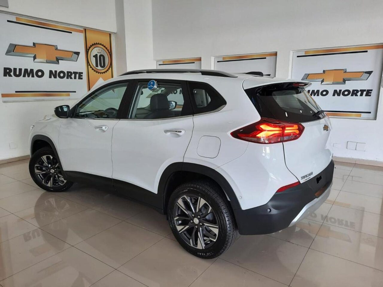 chevrolet tracker 1.2 turbo flex premier automatico wmimagem14572673163 Adquirir um carro, especialmente um modelo novo, é um desafio significativo para a maioria dos brasileiros. Justamente pensando nisso, o objetivo do "Fipe carros" é fornecer uma noção clara aos leitores sobre os gastos subsequentes, tais como IPVA, seguro e consumo de combustível