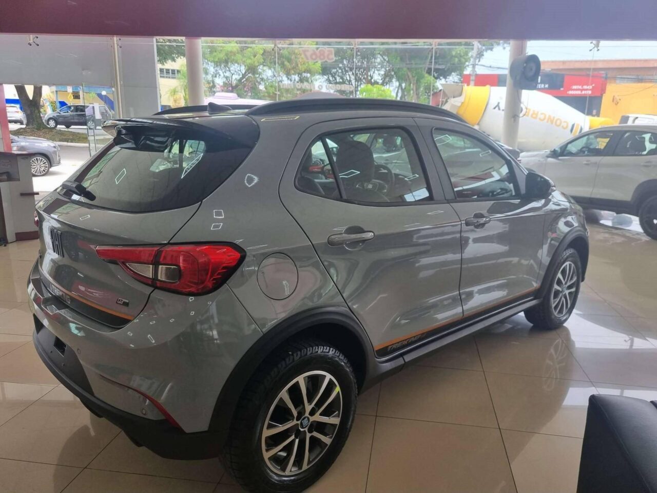 fiat argo 1.3 firefly flex trekking cvt wmimagem10161448346 O hatch vem acompanhado de uma série de equipamentos que aprimoram a experiência de condução. Além disso, o Fiat Argo oferece cinco versões de acabamento, excelente motorização e eficiência no consumo