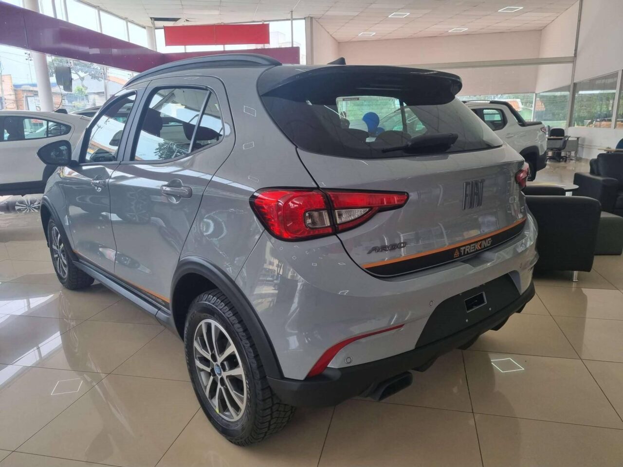 fiat argo 1.3 firefly flex trekking cvt wmimagem10164988545 O hatch vem acompanhado de uma série de equipamentos que aprimoram a experiência de condução. Além disso, o Fiat Argo oferece cinco versões de acabamento, excelente motorização e eficiência no consumo