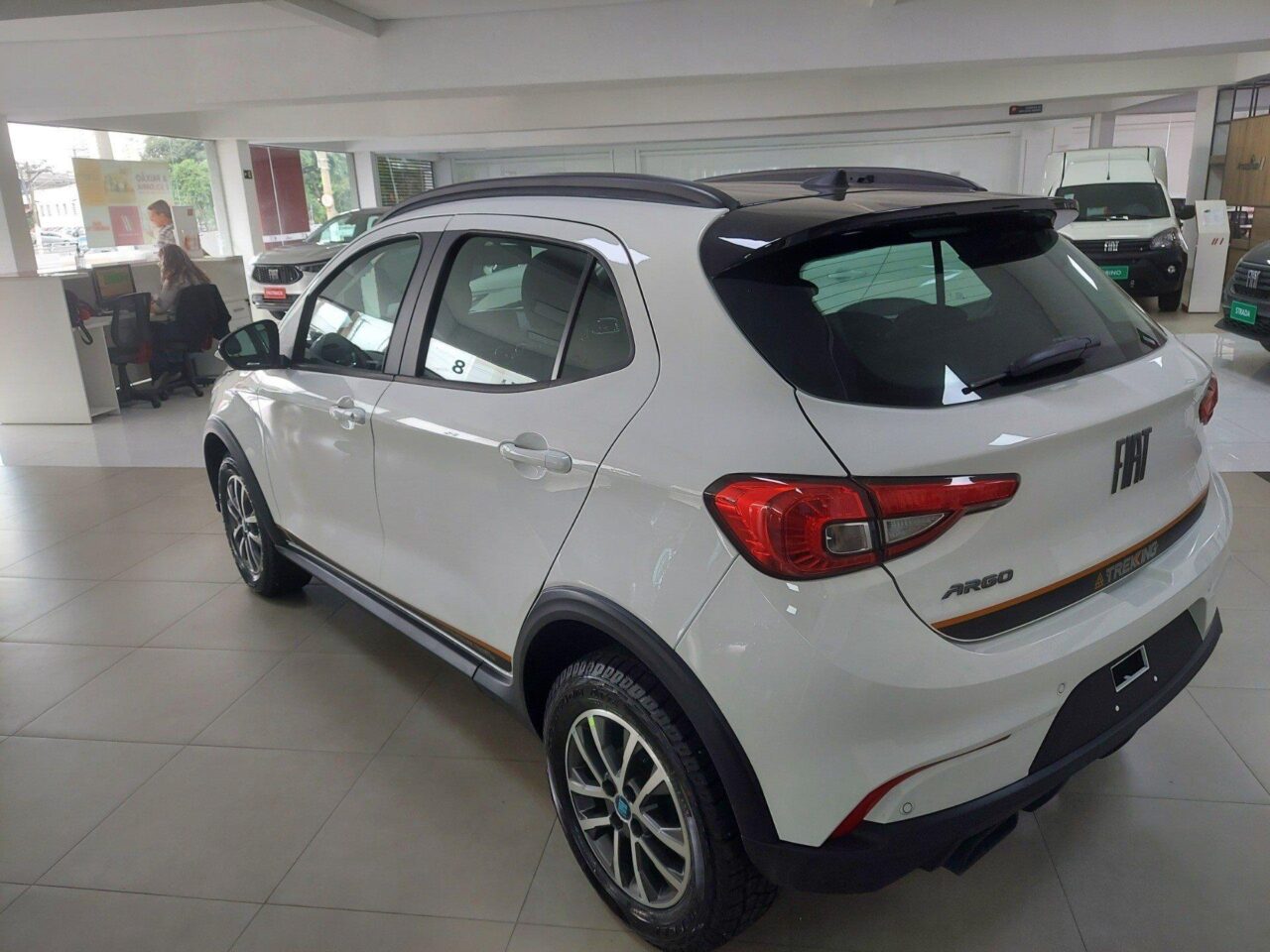 fiat argo 1.3 firefly flex trekking cvt wmimagem16303578432 O hatch possui uma série de equipamentos que proporcionam uma experiência completa e conveniente. Além disso, o Fiat Argo oferece cinco opções de acabamento para pessoas com deficiência que estão aptas a comprar um carro zero com isenções