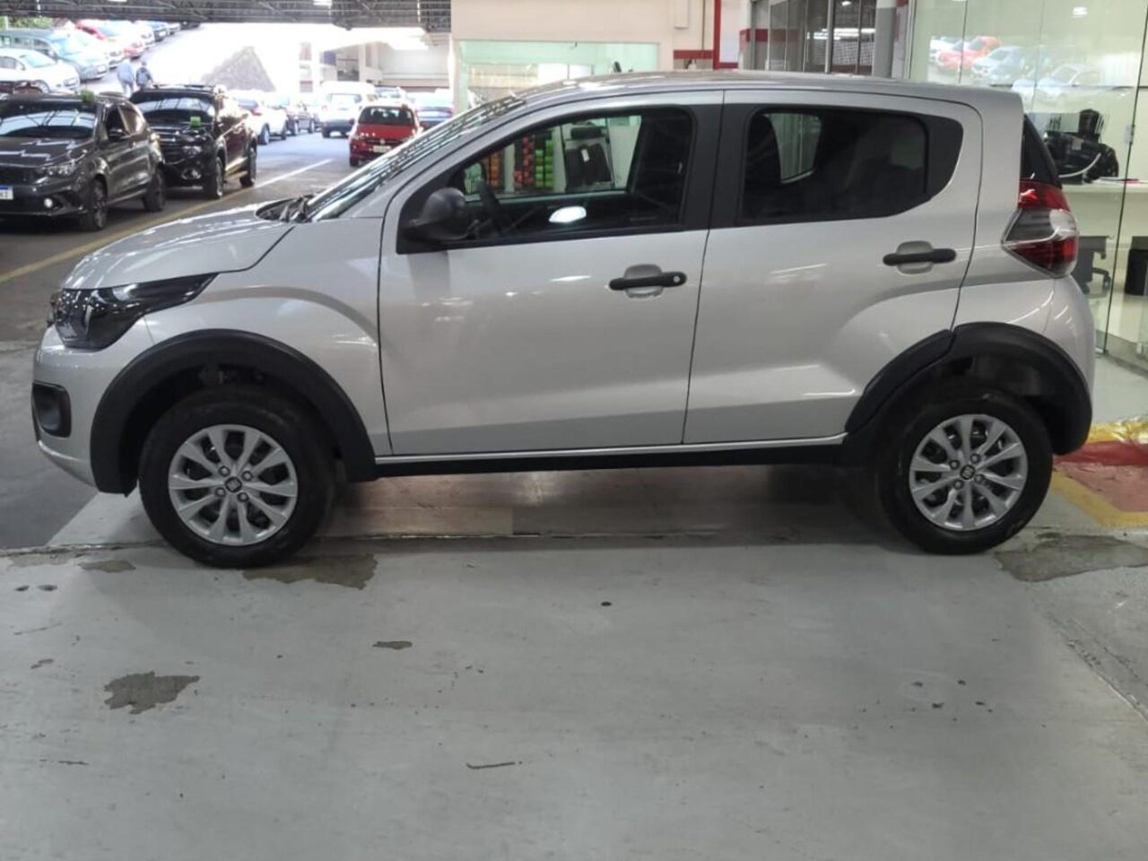 fiat mobi 1.0 evo flex like. manual wmimagem19273098776 O subcompacto está repleto de recursos que proporcionam uma experiência de direção mais confortável e segura. Além disso, o Fiat Mobi é um dos carros mais baratos do país, apresentando baixo consumo de combustível e um ótimo custo-benefício