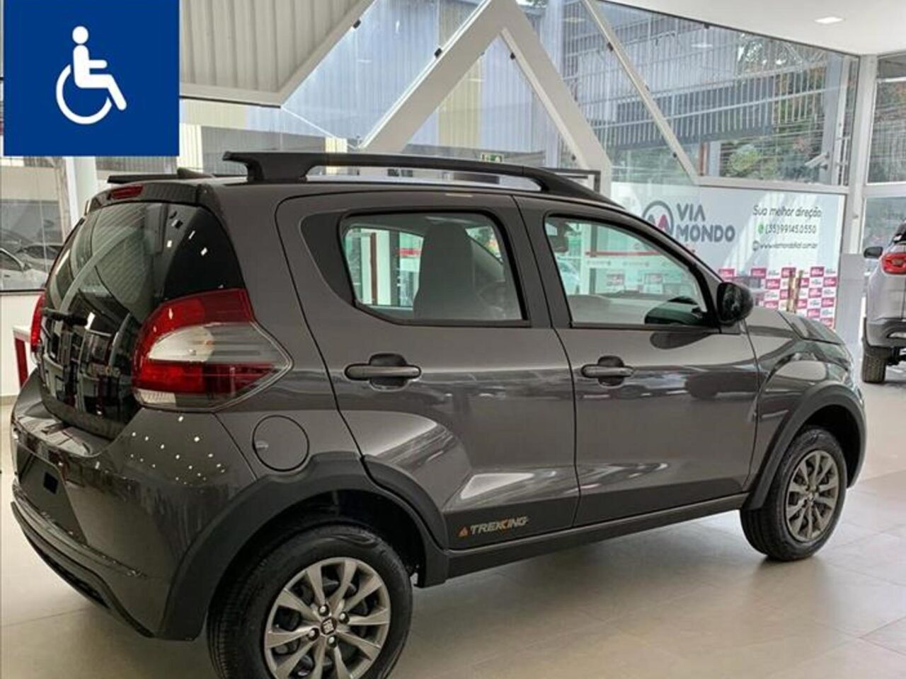 fiat mobi 1.0 evo flex trekking manual wmimagem17103664061 O subcompacto tem um design moderno, com uma frente robusta e dimensões compactas que facilitam a manobra em ambientes urbanos. O Fiat Mobi foi projetado para ser uma opção econômica e ainda oferece descontos especiais para PcDs