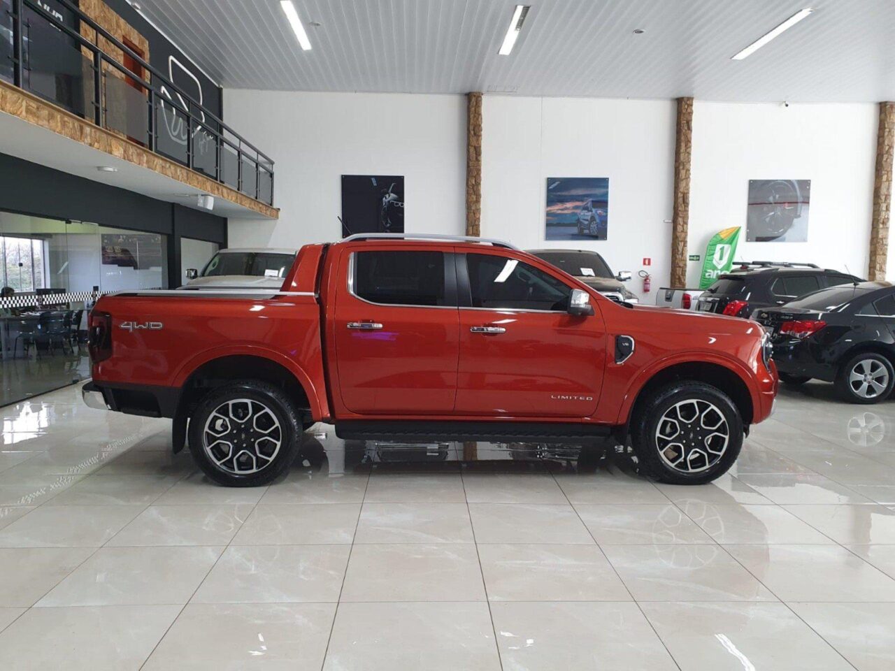 ford ranger 3.0 v6 turbo diesel cd limited 4x4 automatico wmimagem15002989536 A picape recém-lançada está sendo bem recebida no mercado nacional, obtendo bons números de vendas. Além disso, a Ford Ranger conta agora com dimensões maiores, motor 3.0 V6, amplo espaço interno e uma vasta lista de equipamentos