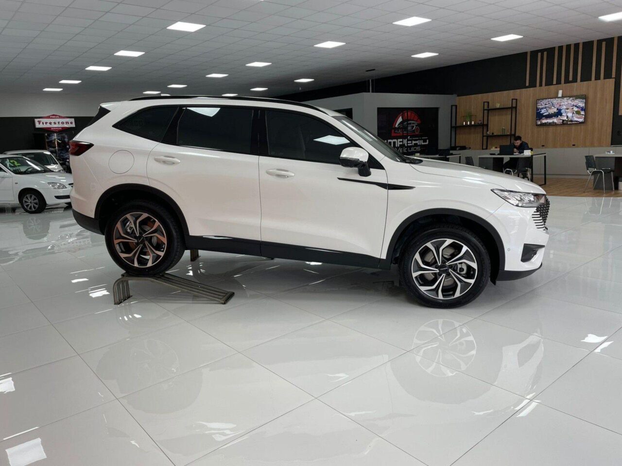 gwm haval h6 1.5 hev premium etraction wmimagem11121481237 O SUV oferece uma gama de recursos avançados, visando aprimorar a experiência de direção. Além disso, o GWM Haval H6 apresenta um generoso espaço tanto no porta-malas quanto no interior do veículo.