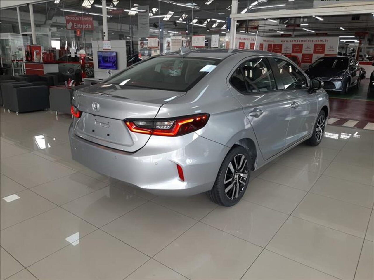 honda city 1.5 ivtec flex touring cvt wmimagem15272922894 Tanto o hatch quanto o sedã vêm equipados com uma série de recursos que tornam a sua experiência de condução mais confortável e segura. Além disso, o Honda City oferece várias opções de acabamento disponíveis para taxistas, empresas e pessoas com deficiência PcD