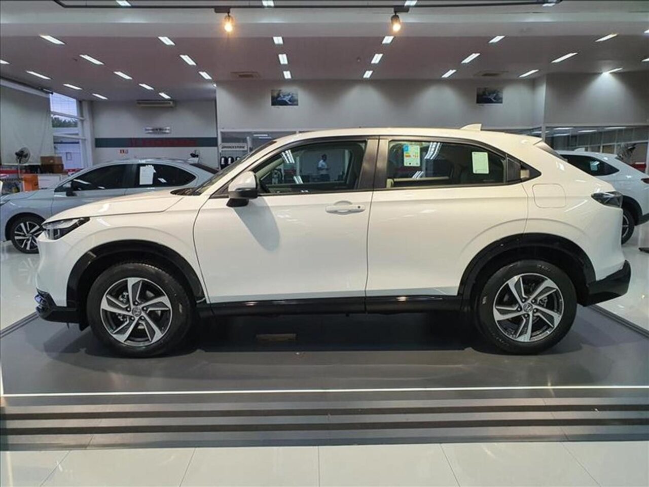 honda hrv 1.5 di ivtec turbo flex touring cvt wmimagem10441474785 O SUV oferece uma variedade de recursos destinados a melhorar a sua experiência de condução. Além disso, o Honda HR-V apresenta um bom custo-benefício, um design atraente e uma extensa lista de equipamentos