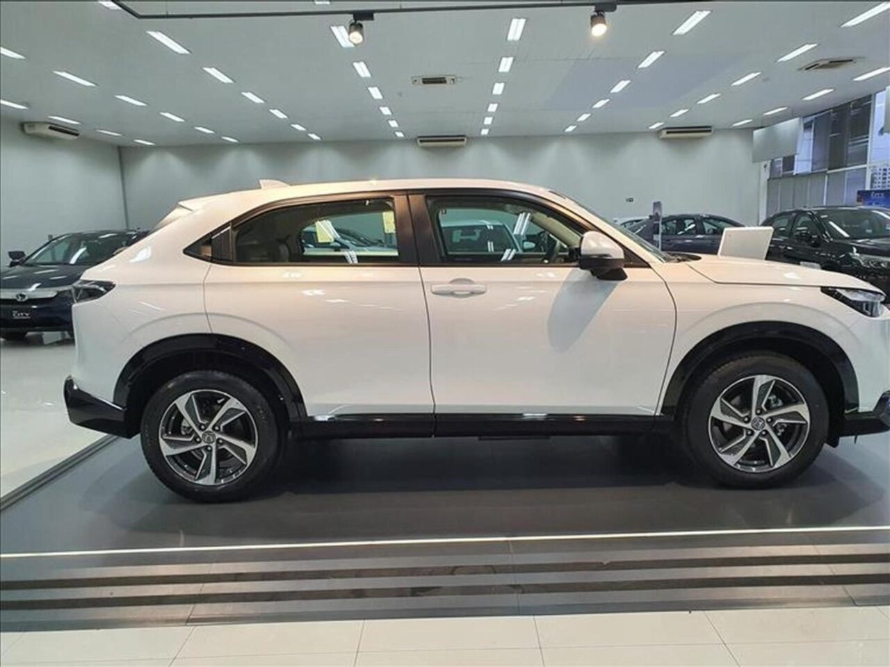 honda hrv 1.5 di ivtec turbo flex touring cvt wmimagem10444520570 O SUV oferece uma variedade de recursos destinados a melhorar a sua experiência de condução. Além disso, o Honda HR-V apresenta um bom custo-benefício, um design atraente e uma extensa lista de equipamentos