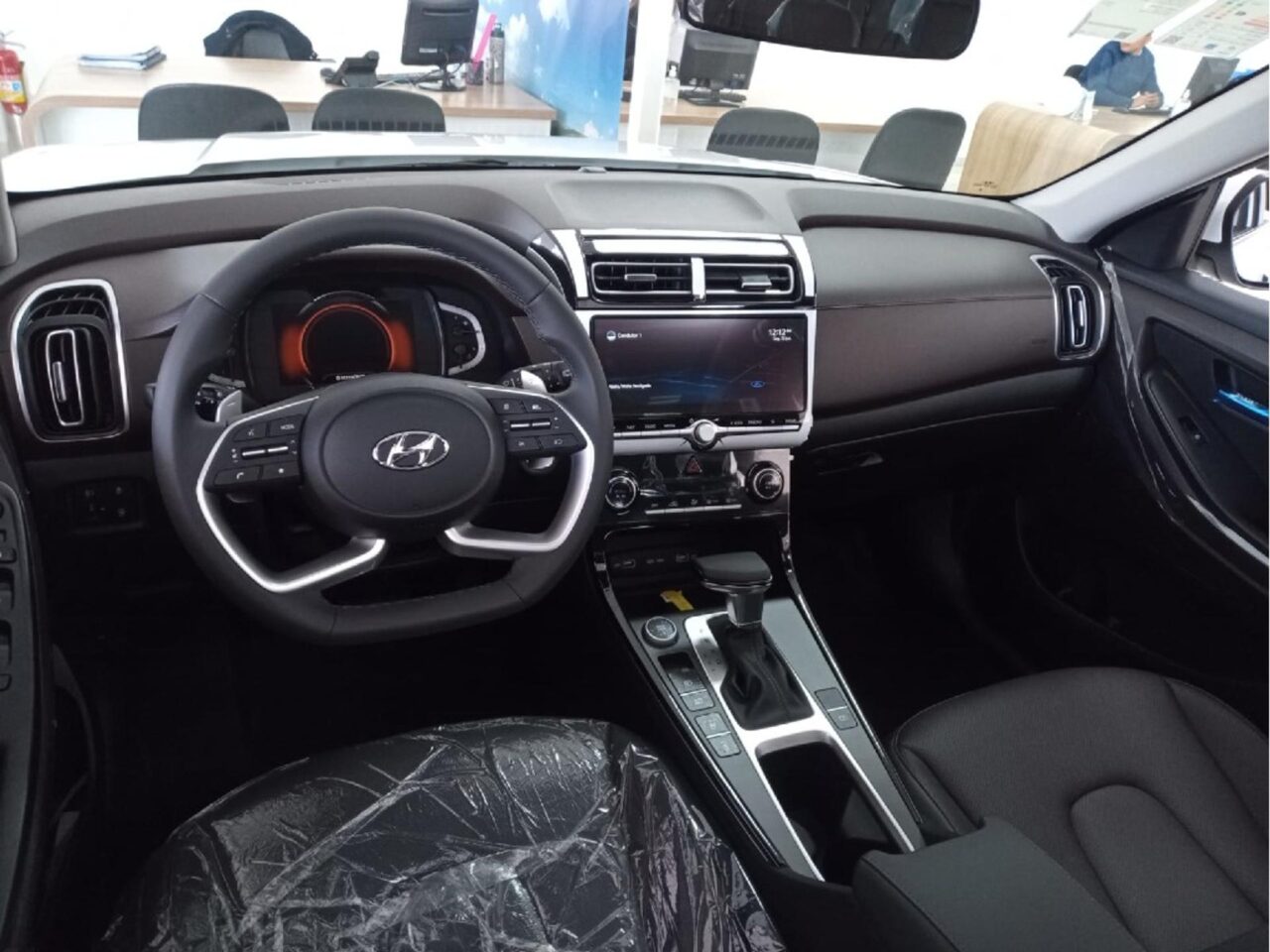 hyundai creta 1.0 tgdi flex platinum automatico wmimagem17215724241 O SUV inclui uma série de recursos que visam melhorar sua experiência de condução. Esses equipamentos englobam tanto aspectos de conforto quanto de segurança, oferecendo um conjunto completo para seus ocupantes.