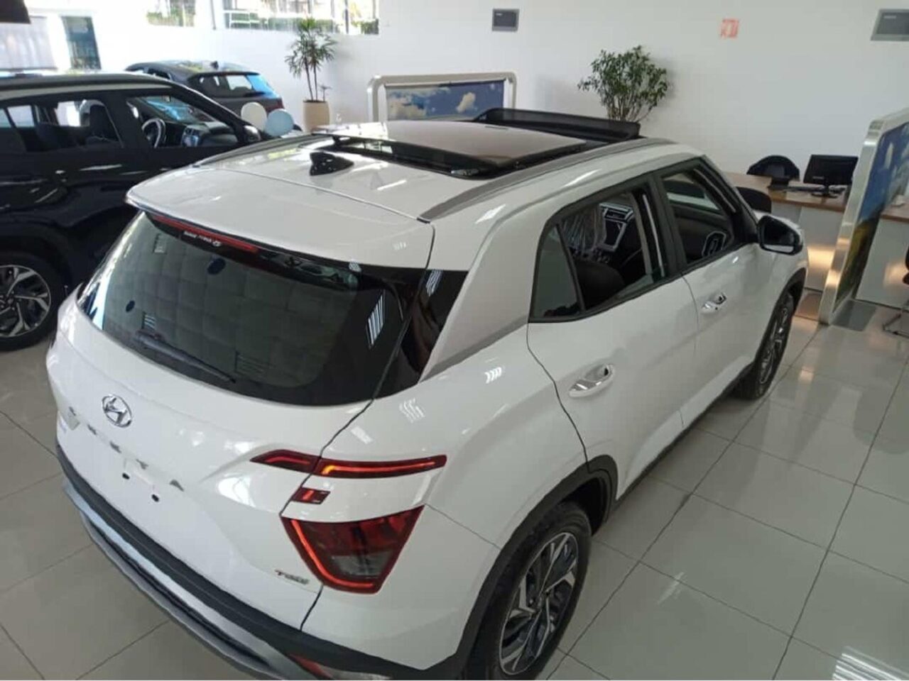 hyundai creta 1.0 tgdi flex platinum automatico wmimagem17235246812 1 O SUV inclui uma série de recursos que visam melhorar sua experiência de condução. Esses equipamentos englobam tanto aspectos de conforto quanto de segurança, oferecendo um conjunto completo para seus ocupantes.