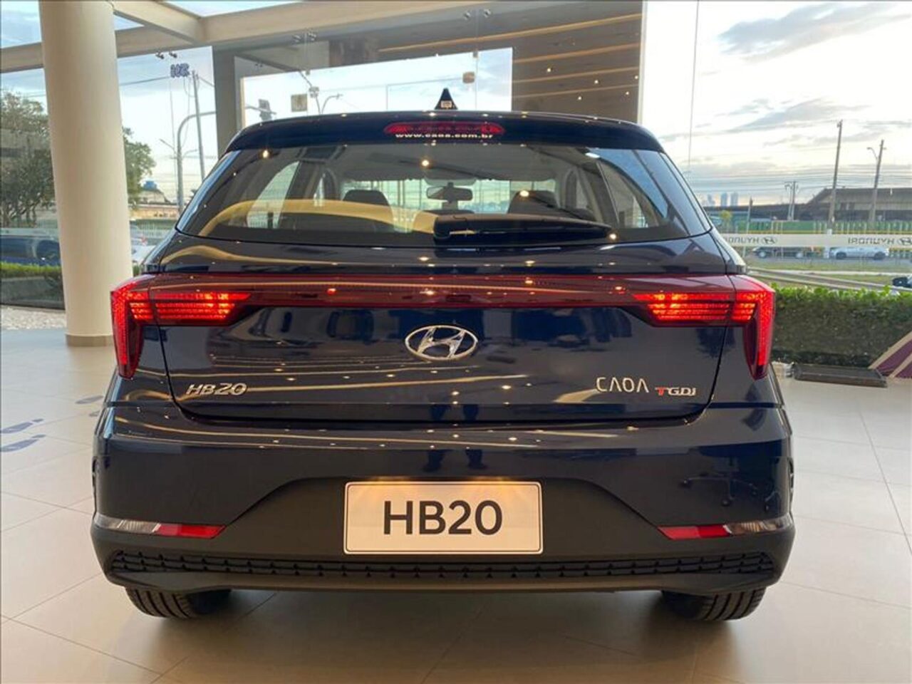 hyundai hb20 1.0 tgdi flex comfort automatico wmimagem17383194072 O hatch apresenta uma variedade de equipamentos que proporcionam conforto e conectividade avançados. Além disso, o Hyundai HB20 oferece onze opções para pessoas com deficiência que são elegíveis para adquirir um carro novo com isenções