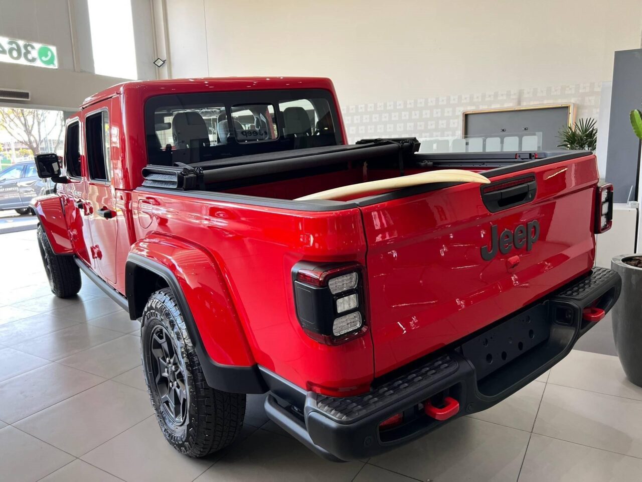 jeep gladiator 3.6 v6 gasolina rubicon 4p 4x4 at8 wmimagem16443506086 A picape oferece uma gama de recursos de conforto e tecnologia, incluindo opções de entretenimento, sistemas de segurança avançados e conectividade moderna. Além disso, a capacidade de transportar cargas na caçamba expande sua utilidade, tornando-o uma opção atraente tanto para atividades recreativas quanto para tarefas de trabalho