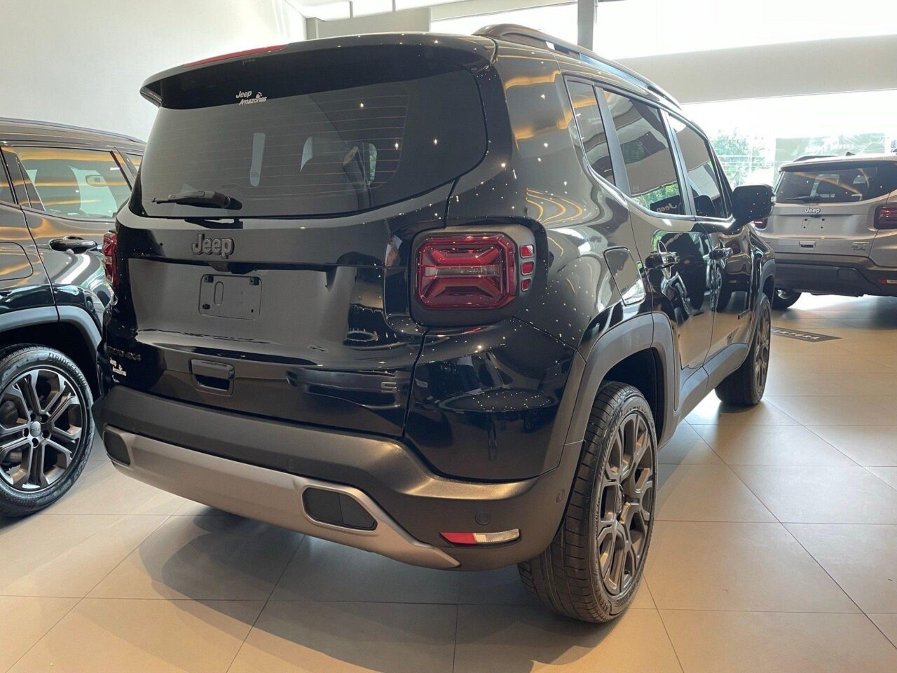 jeep renegade 1.3 t270 turbo flex s 4x4 at9 wmimagem13383451522 O SUV está com condições especiais de venda para pessoas com deficiência, podendo ser adquirido com desconto no IPI. O Jeep Renegade conta com uma vasta lista de equipamentos e oferece um bom custo-benefício