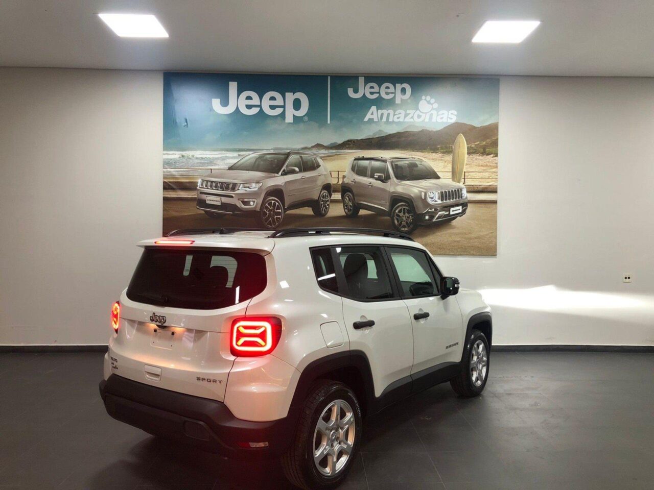 jeep renegade 1.3 t270 turbo flex sport at6 wmimagem17531218739 O SUV está equipado com uma variedade de recursos que proporcionam conforto e segurança. Além disso, o Jeep Renegade oferece cinco versões de acabamento, cujos preços de seguro no plano completo são consideravelmente altos