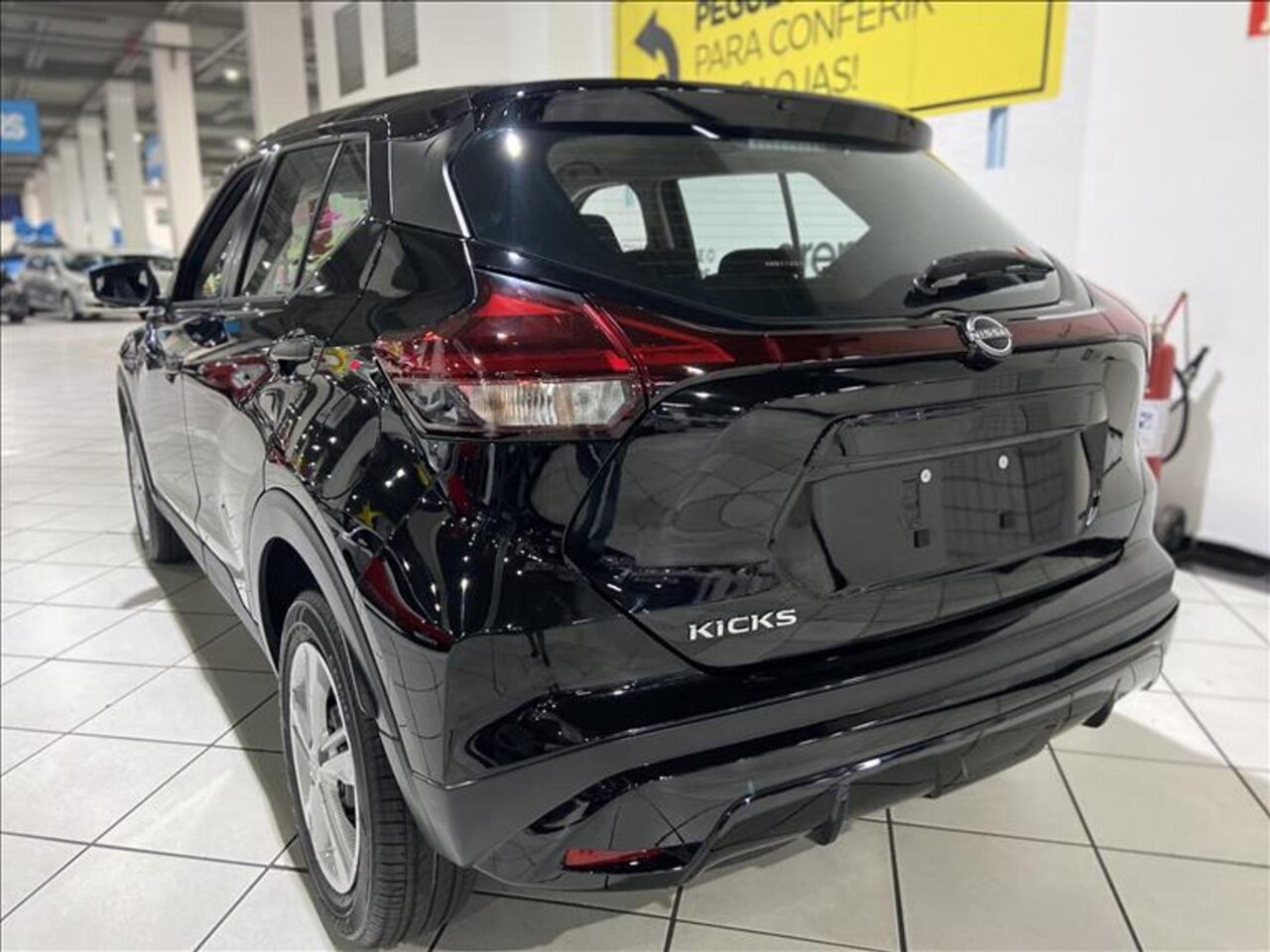 nissan kicks 1.6 16v flexstart active xtronic wmimagem13090302577 Com o intuito de auxiliar os leitores a ter uma ideia de quanto pode custar a manutenção de um Nissan Kicks 2024, uma vez que adquiri-lo já representa um desafio significativo para a maioria dos brasileiros, apresentaremos informações sobre o valor do IPVA, o custo do seguro e o consumo de combustível