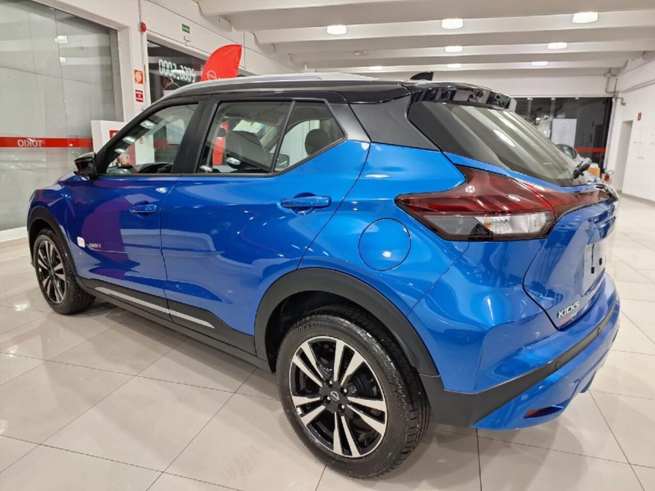 nissan kicks 1.6 16v flexstart exclusive xtronic wmimagem19131253759 O SUV possui um design moderno e atraente, com linhas arrojadas e uma aparência elegante. Além disso, o Nissan Kicks tem como ponto forte sua ergonomia, que inclui comandos bem posicionados, empunhadura do volante de base achatada, bancos revestidos em couro com tecnologia "Gravidade Zero" e um para-brisa acústico