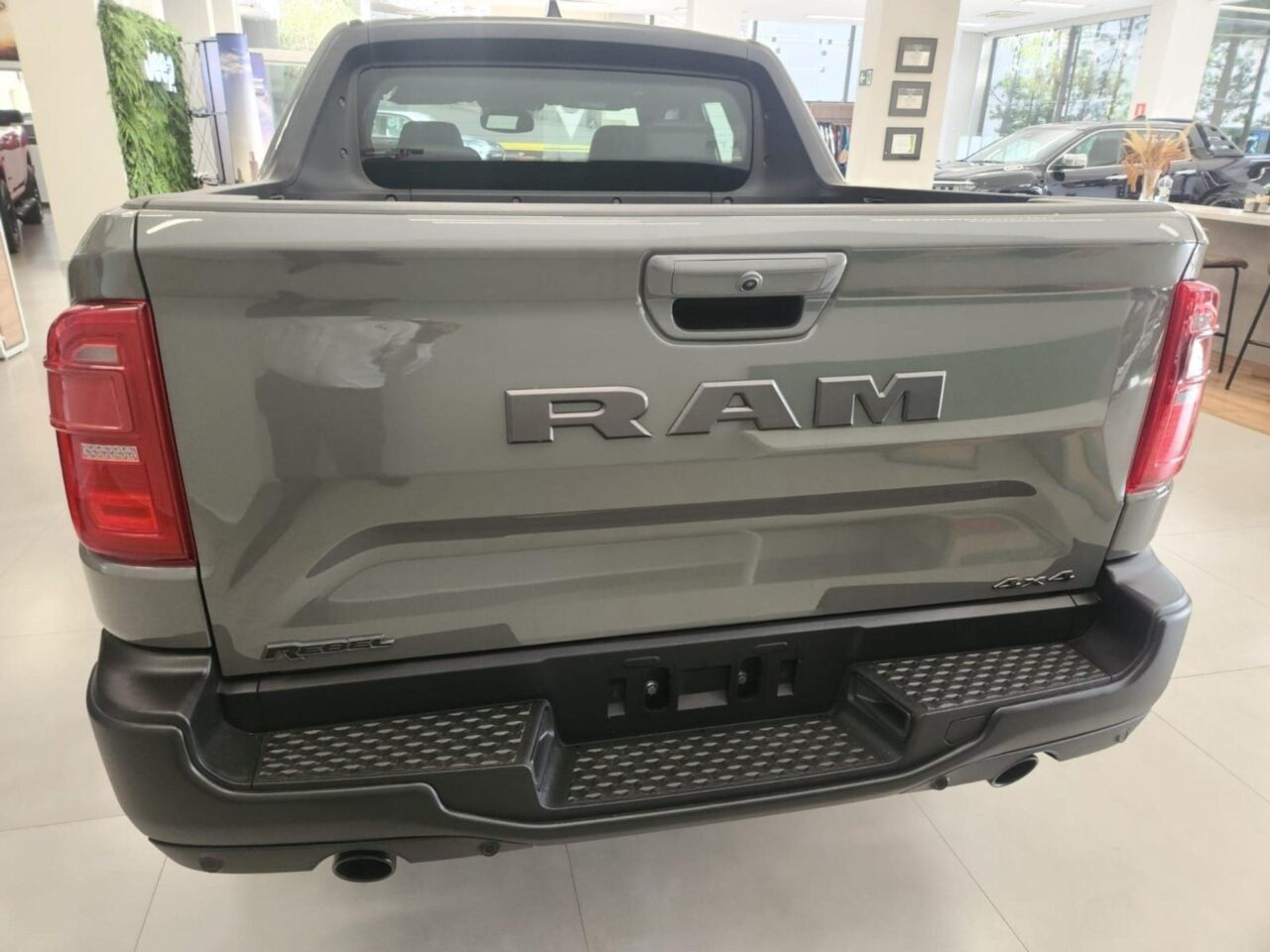 ram rampage 2.0 turbo diesel rebel 4x4 automatico wmimagem11204343424 A picape está sendo oferecida em cinco versões de acabamento para empresas e produtores rurais, com descontos de até R$ 16.200. Além disso, a Ram Rampage possui um visual agradável, uma extensa lista de equipamentos e um bom custo-benefício